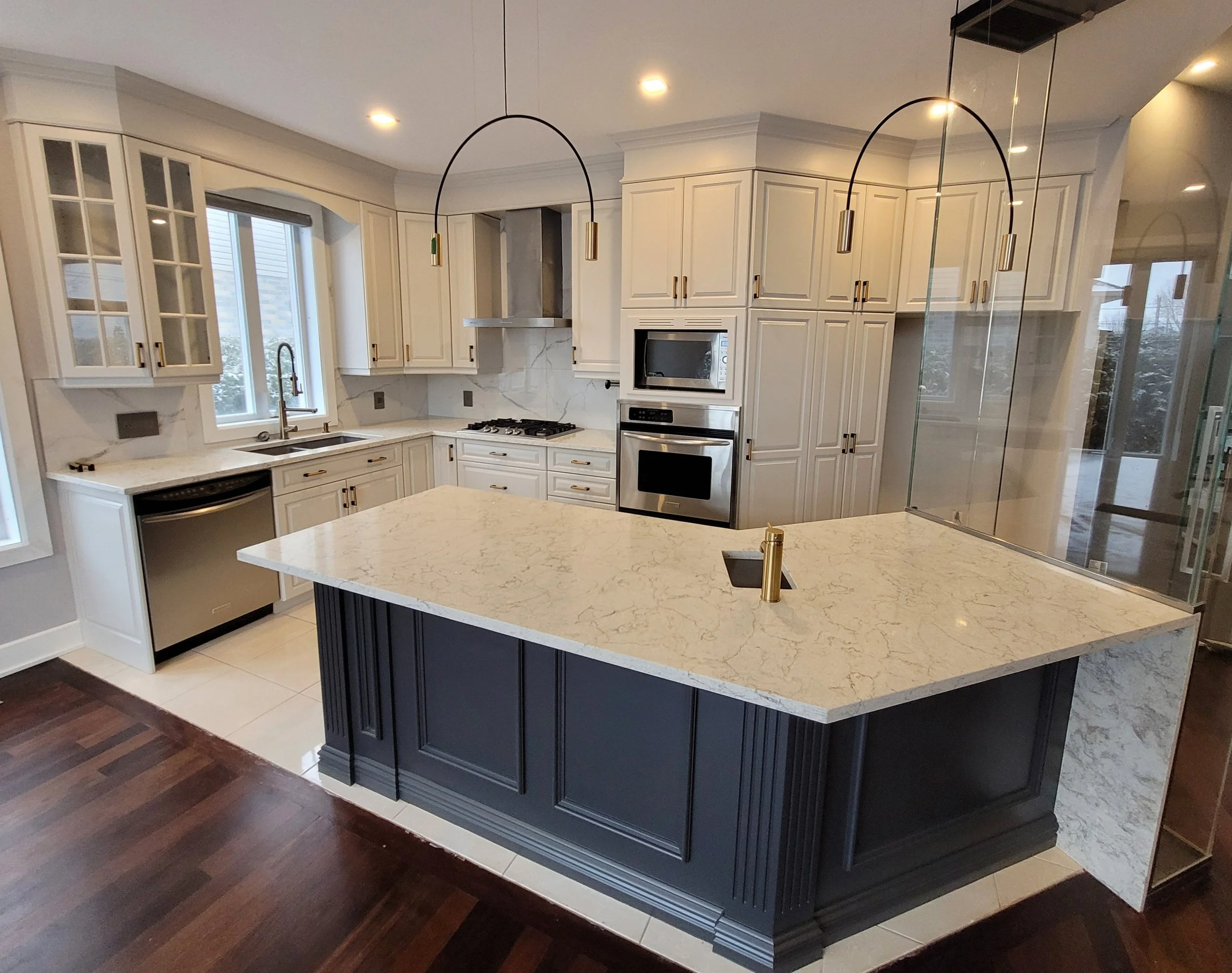 resurfaçage d'armoires de cuisine à Boucherville couleur OC-27 Balboa mist et Black Berry 2119-20 Benjamin moore