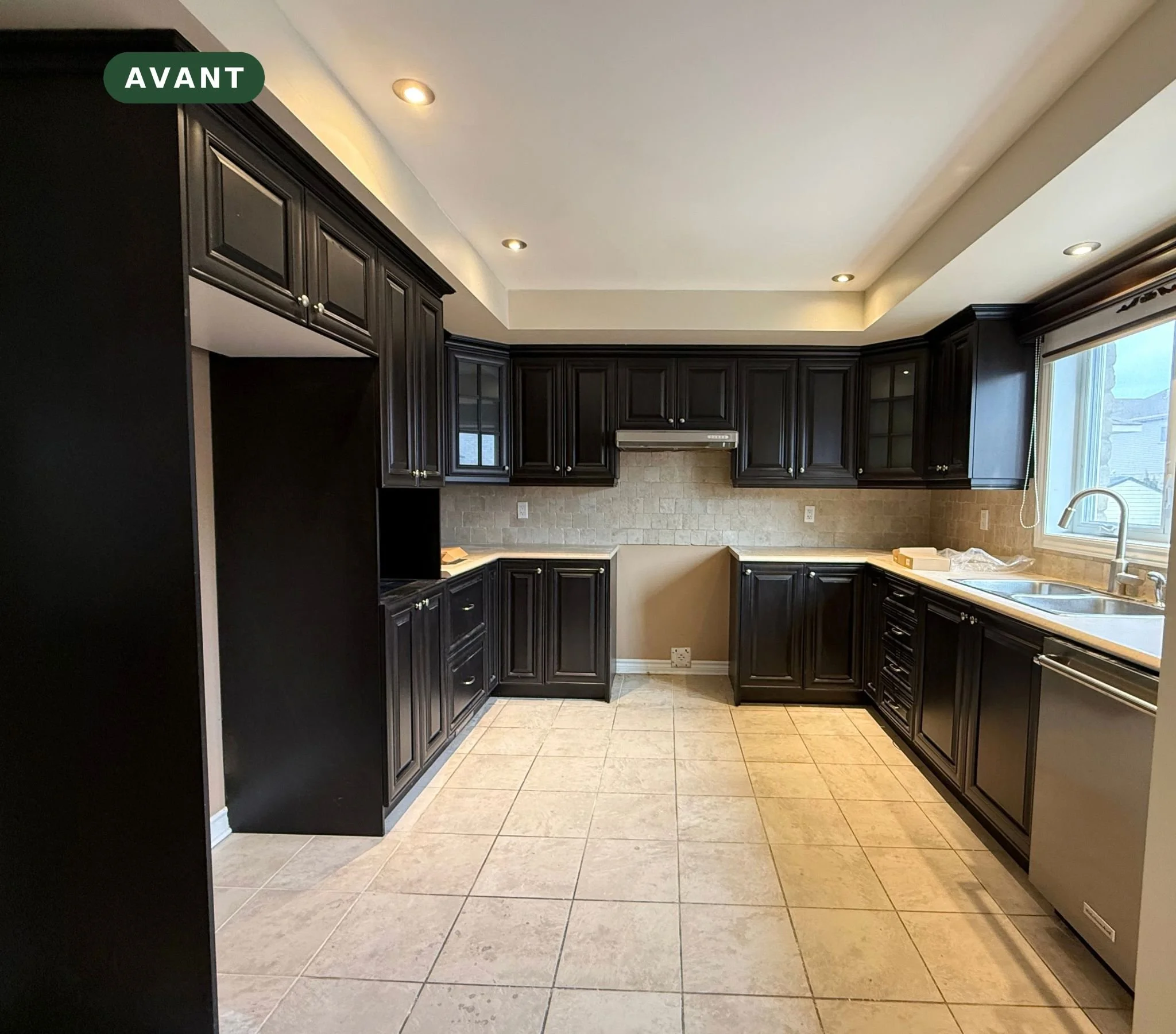 Avant : cuisine en merisier teint foncé à Brossard, armoires de cuisine en bois avant la peinture