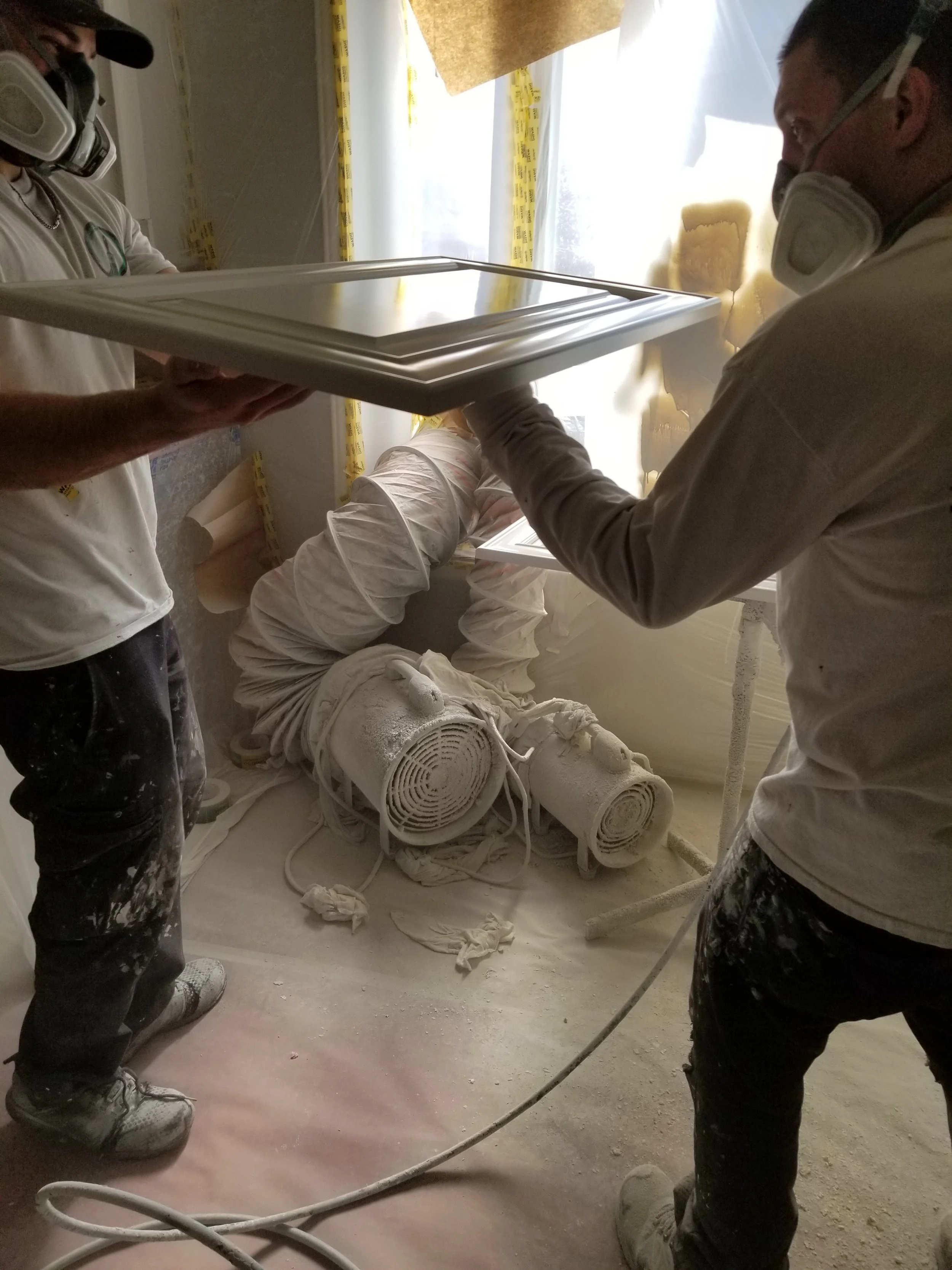 Application au fusil (spray) de notre système de finition pour portes d’armoires de cuisine en mélamine ou autre type