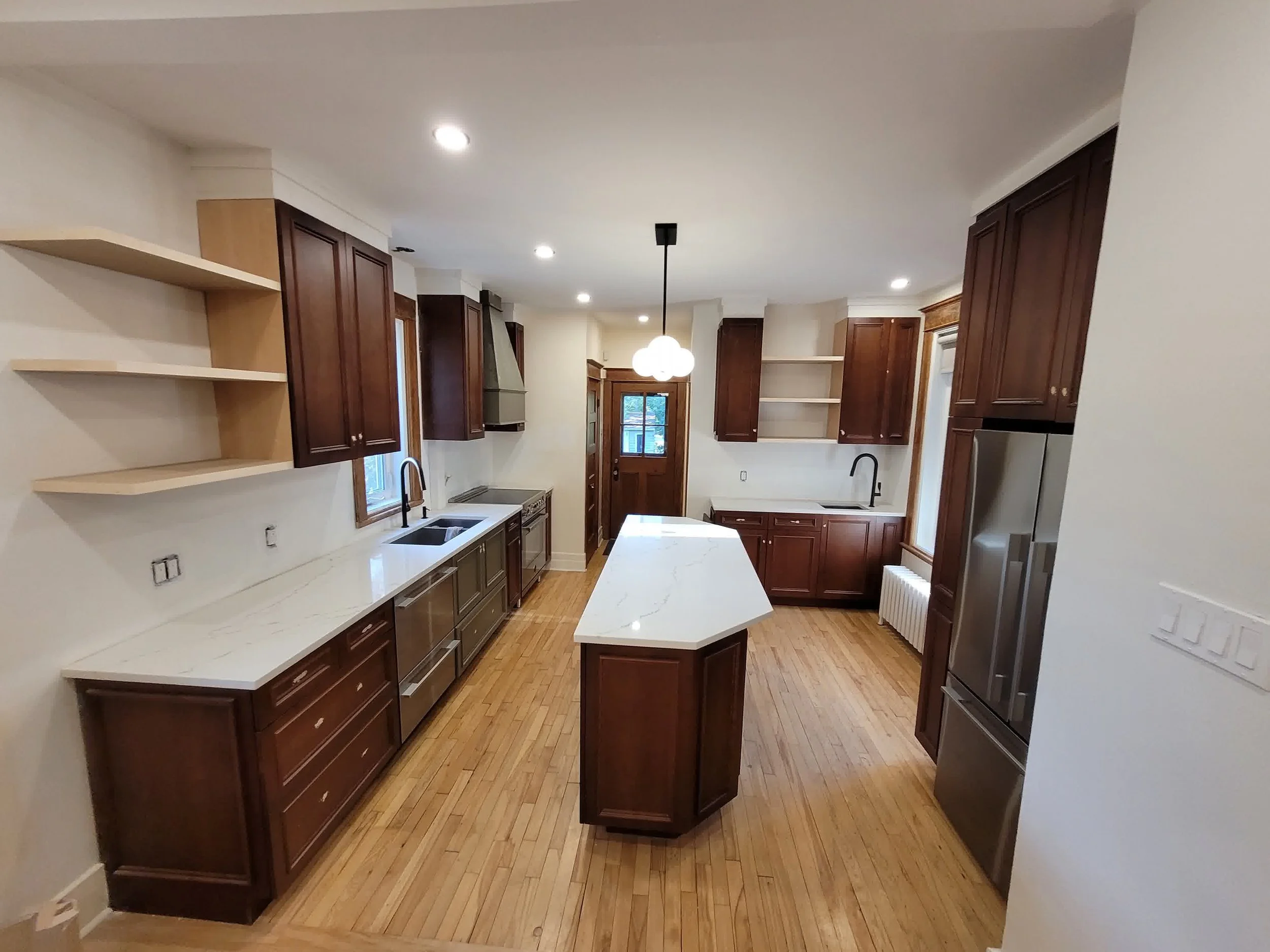 Avant peinture d’armoires de cuisine en bois vieux Longueuil sur la Rive-Sud de Montréal.