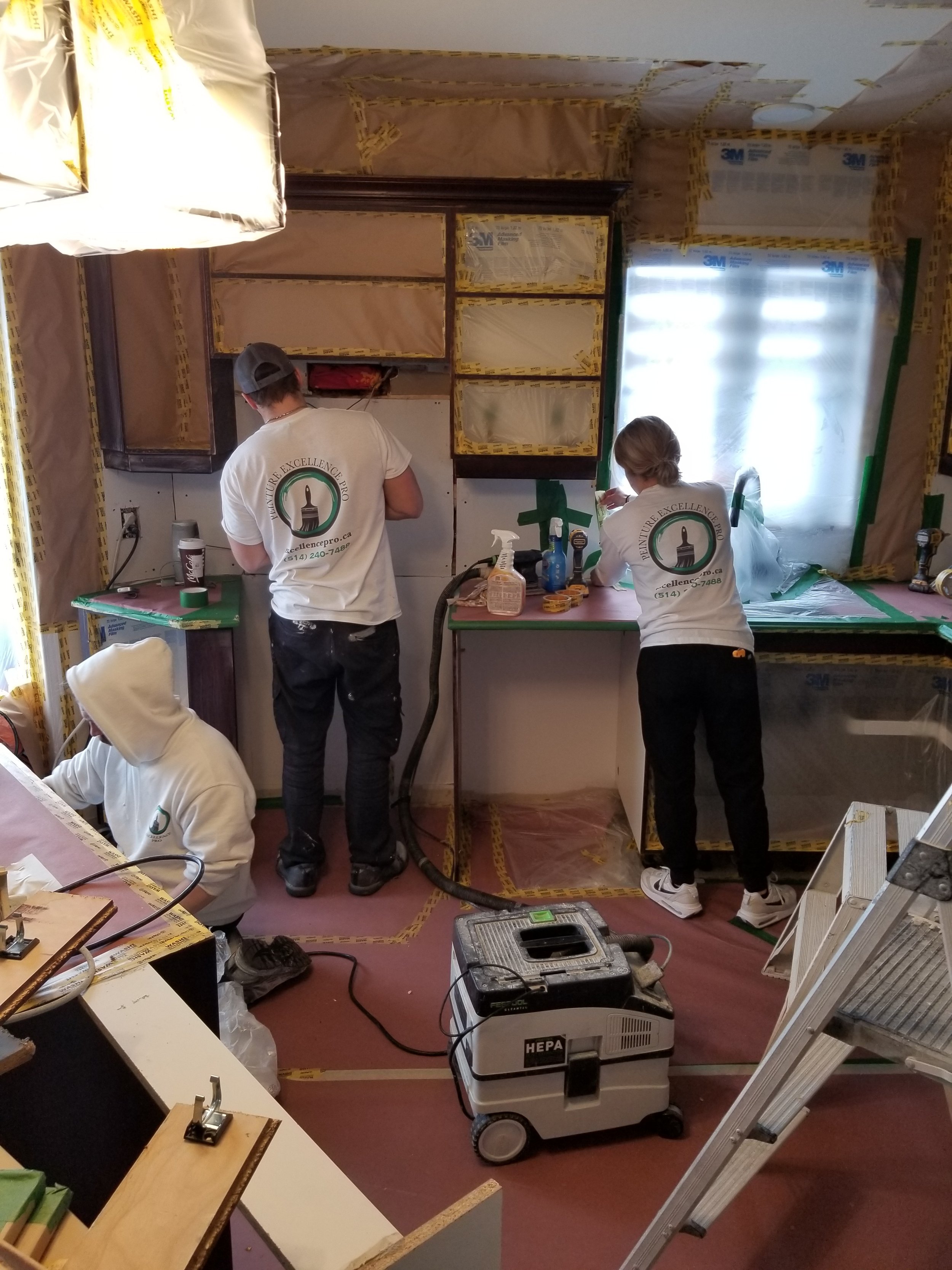 Préparation: dégraissage et sablage d’une cuisine avec modules en mélamines.