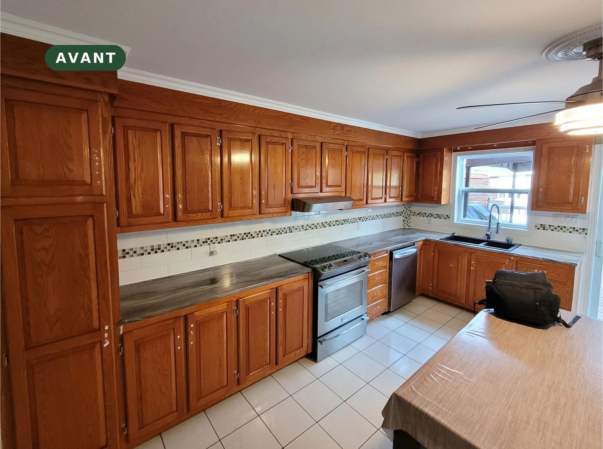 Avant : armoires de cuisine en chêne teint à Longueuil, sur la Rive-Sud de Montréal