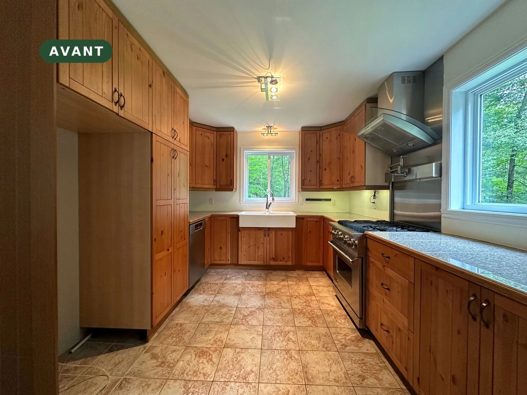 Avant : armoires de cuisine en pin noueux verni à Bromont, avant le double scellant et la peinture