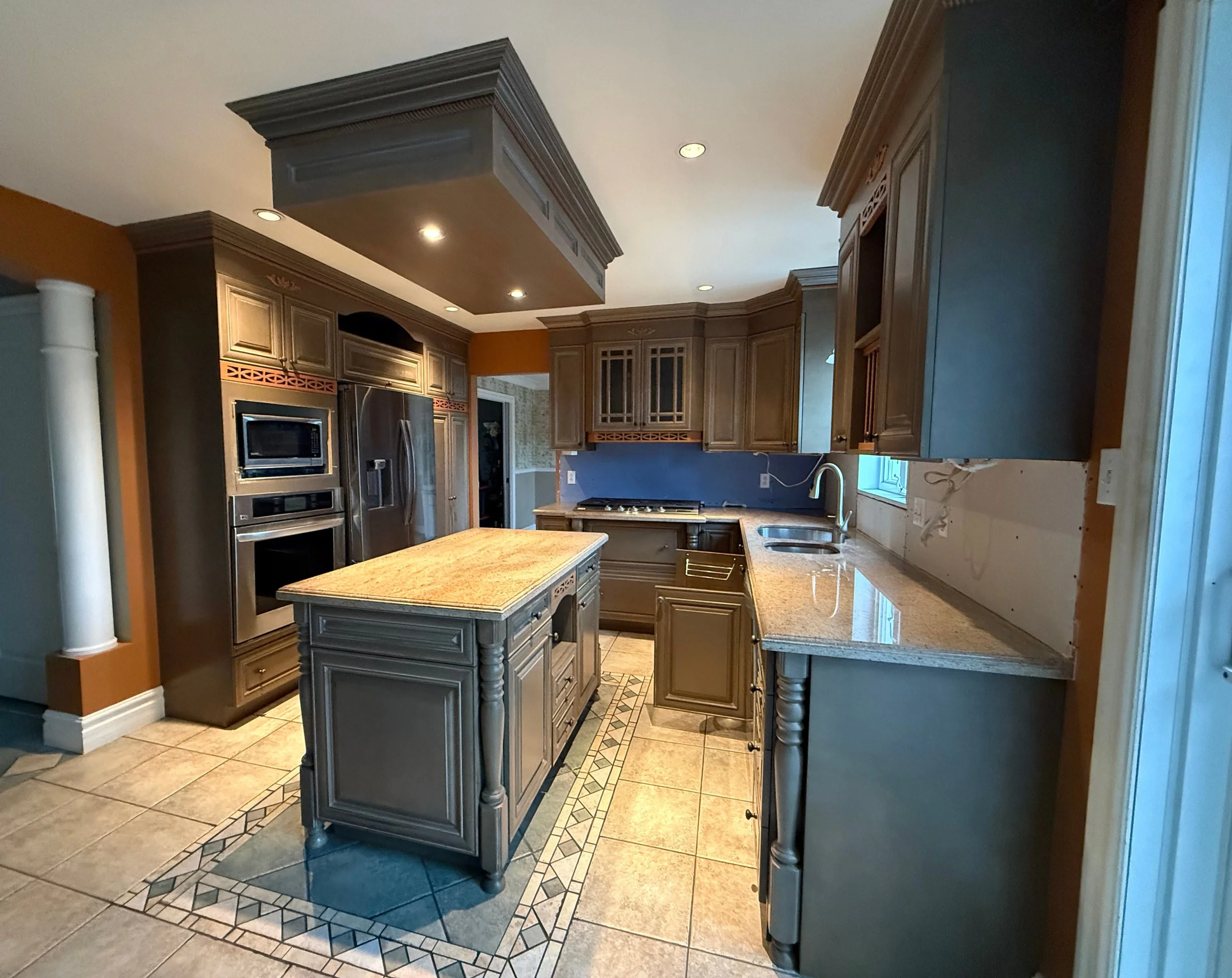 cuisine en bois massif sur mesure à Boucherville avant les travaux de peinture d'armoires de l'entreprise Peinture Excellence Pro