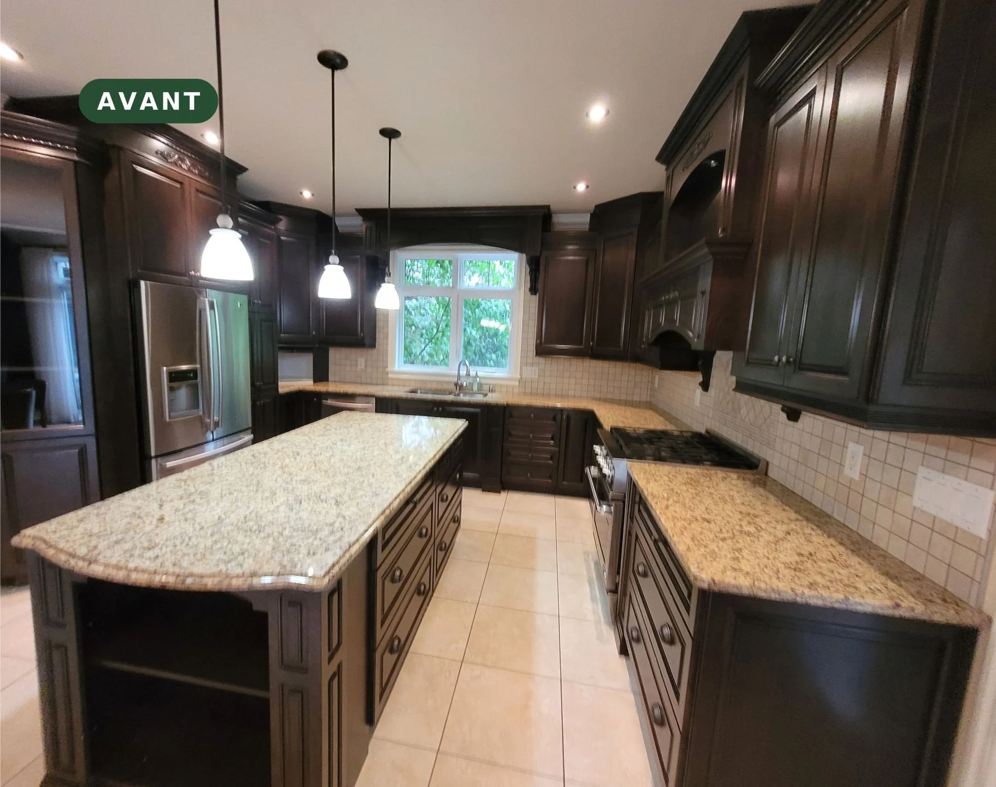 Avant : cuisine en merisier teint foncé avec îlot à Saint-Bruno-de-Montarville, avant le resurfaçage