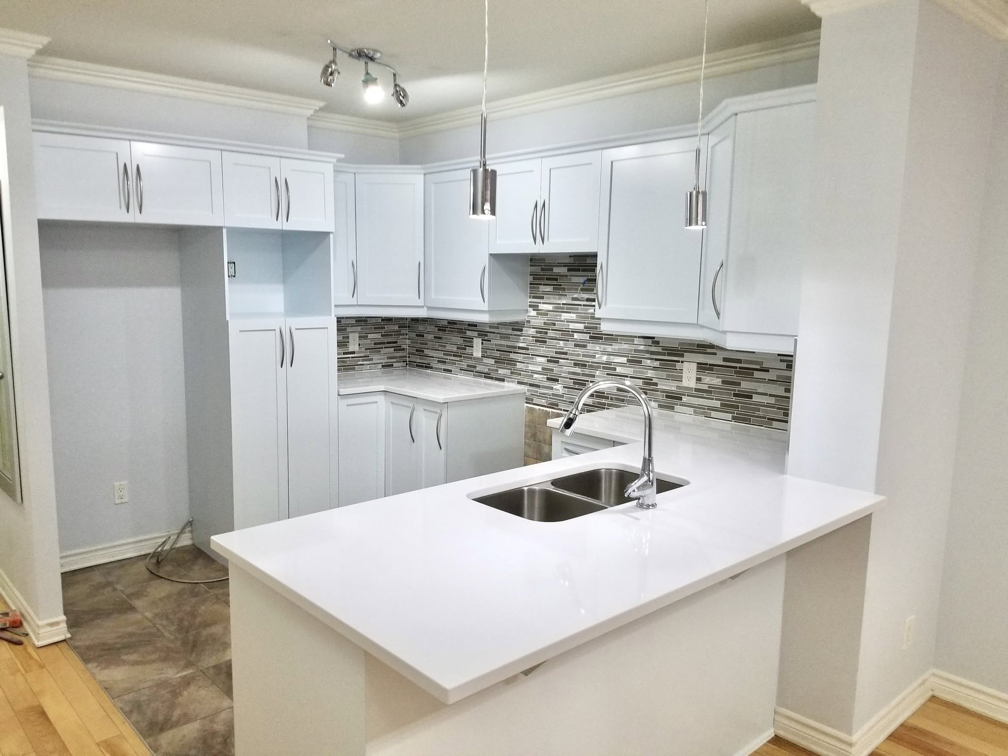 Resurfaçage d'armoires de cuisine dans un condo à Montréal