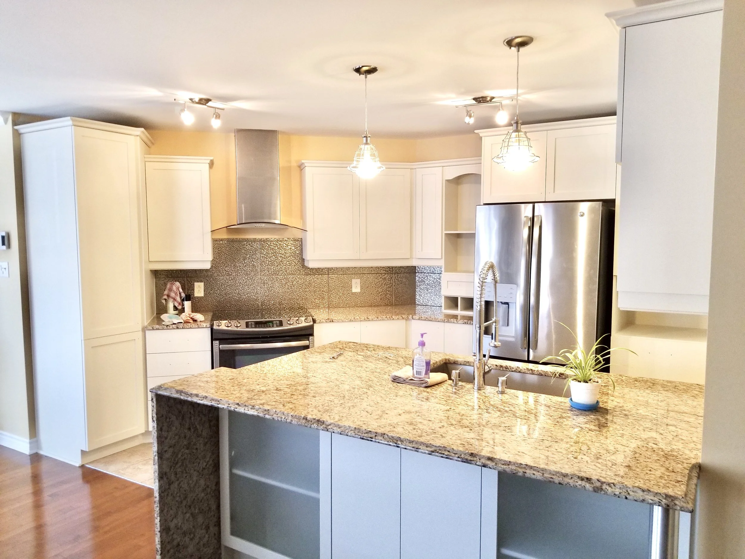 Peinture de cuisine en melamine à Boucherville rive-sud de Montreal résultat final