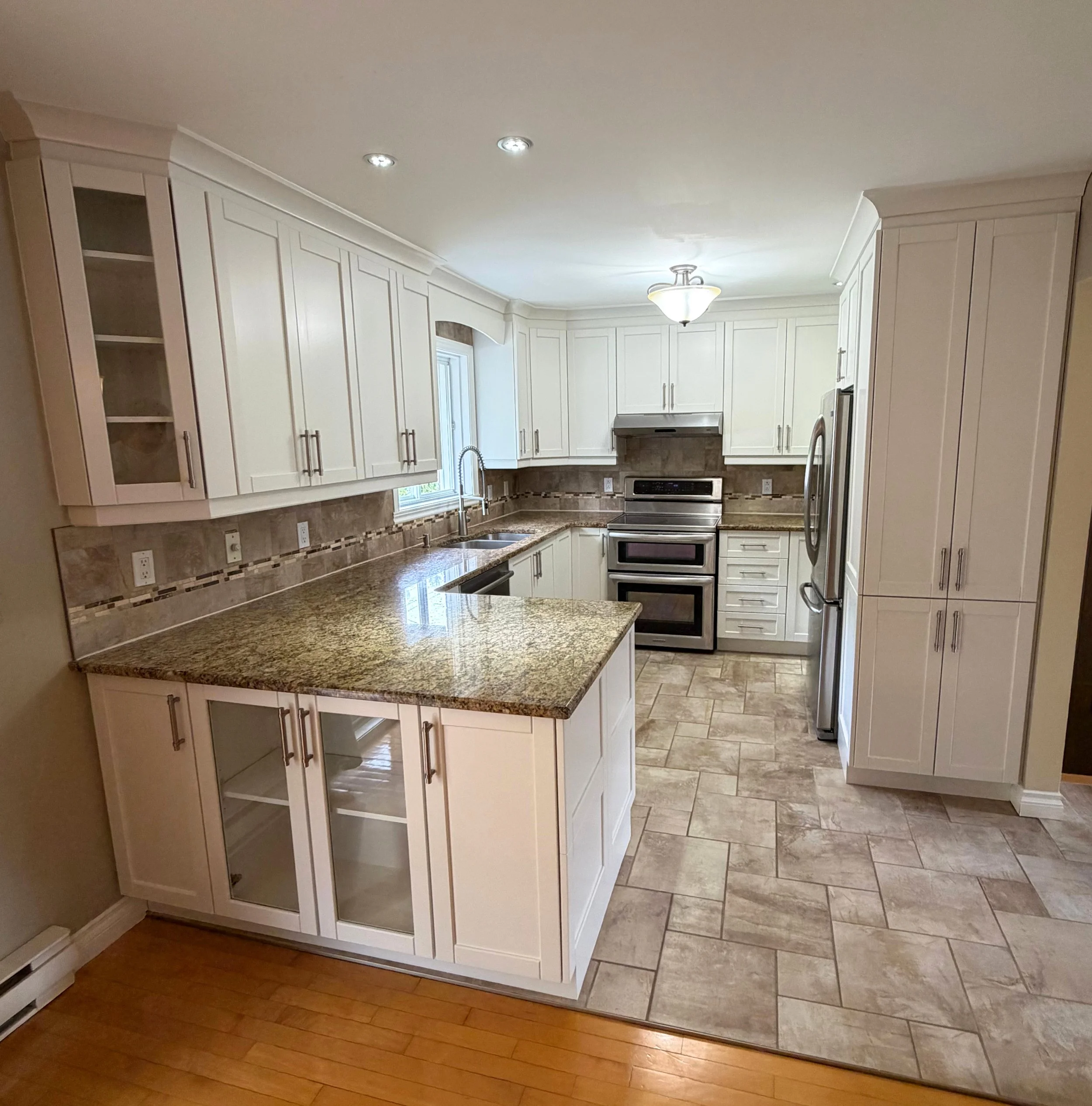 Armoires de cuisine en merisier repeintes Seapearl OC-19 à La Prairie