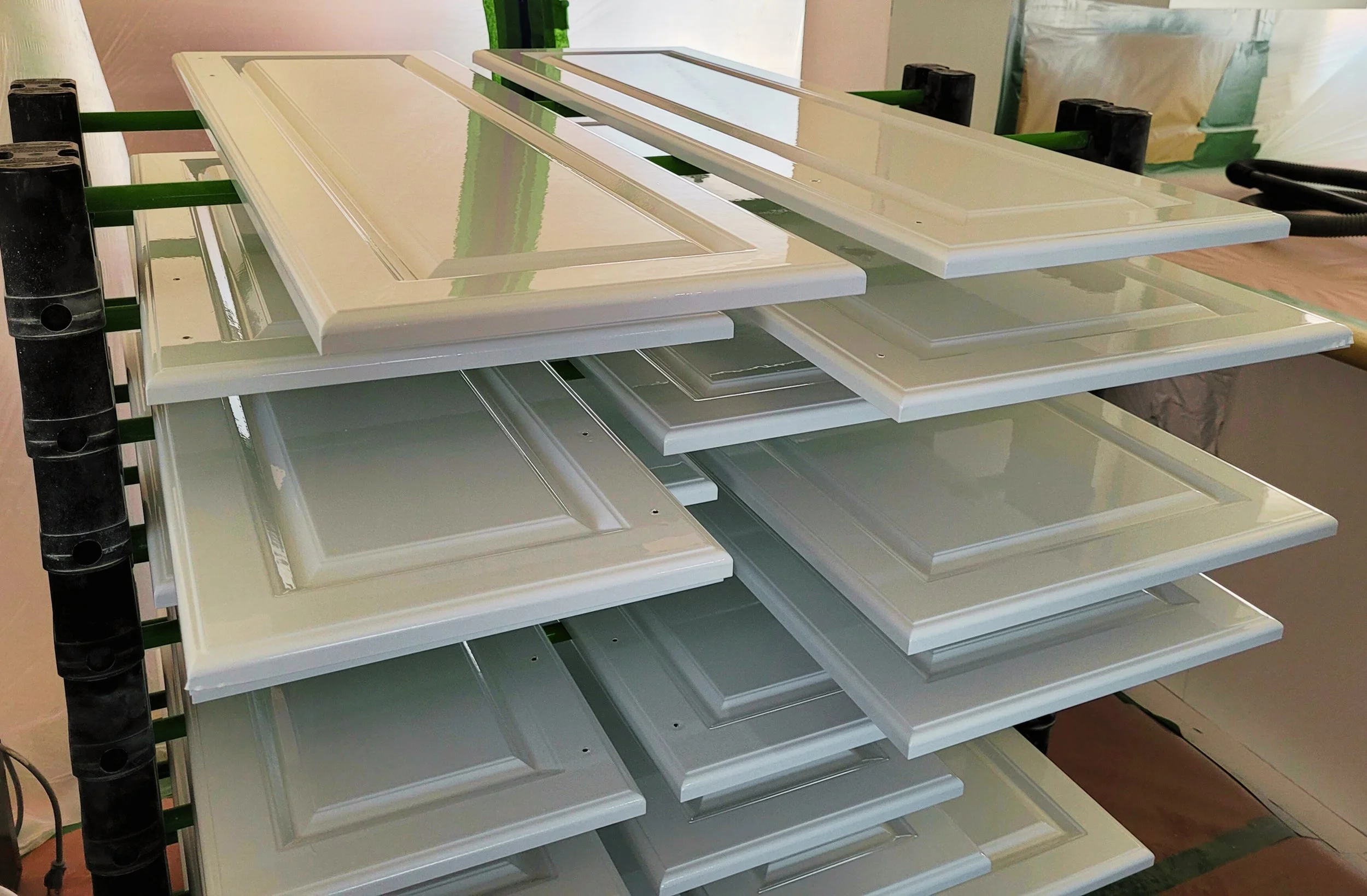 peinture professionelle au spray de portes d'armoires de cuisine sur la rive-sud et montreal