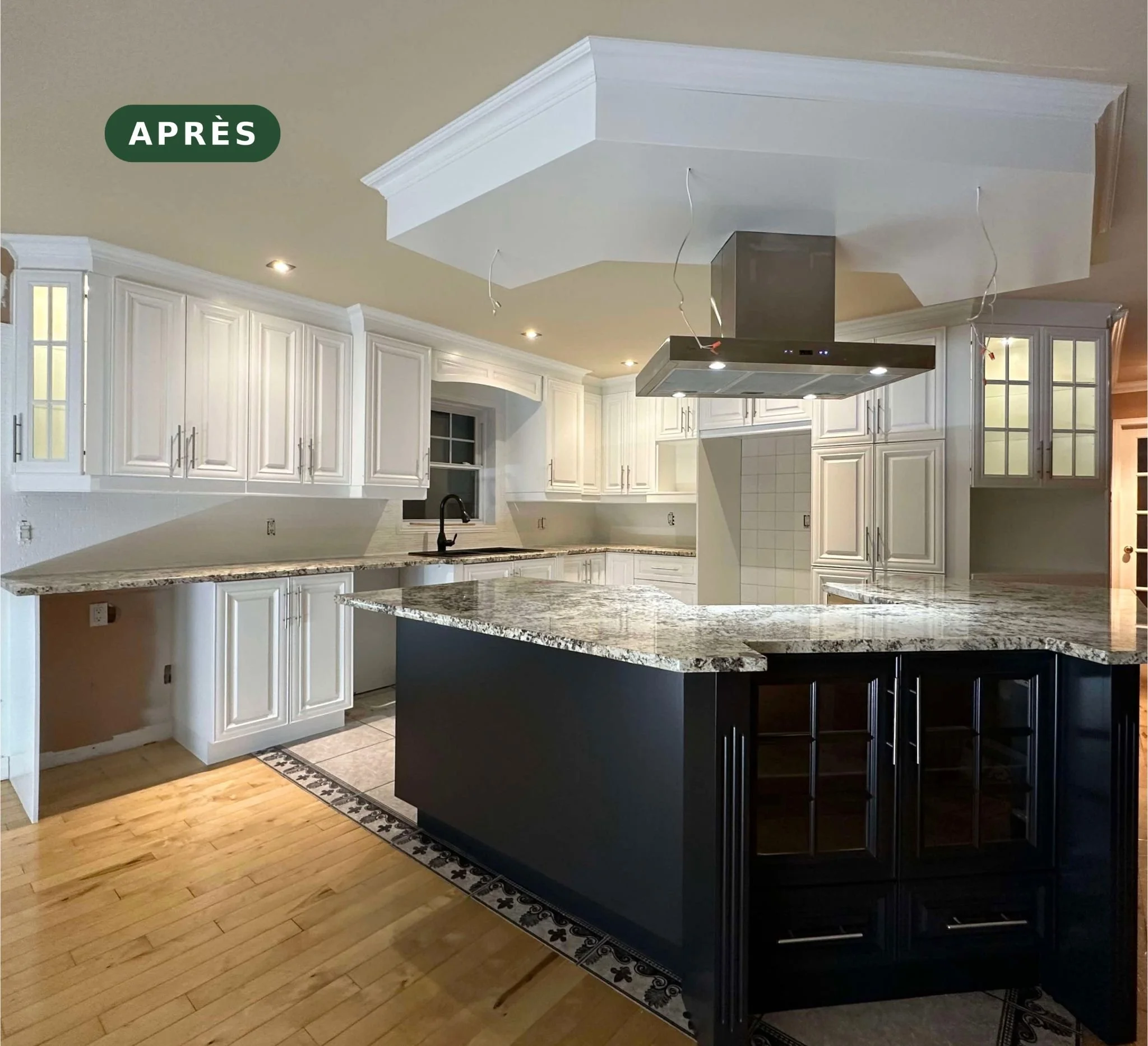 Après : cuisine en érable repeinte en Blanc décorateur CC-20, îlot Noir HC-190, à Laval