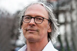 hij kan een ander onverwacht en op een leuke manier van kennis voorzien