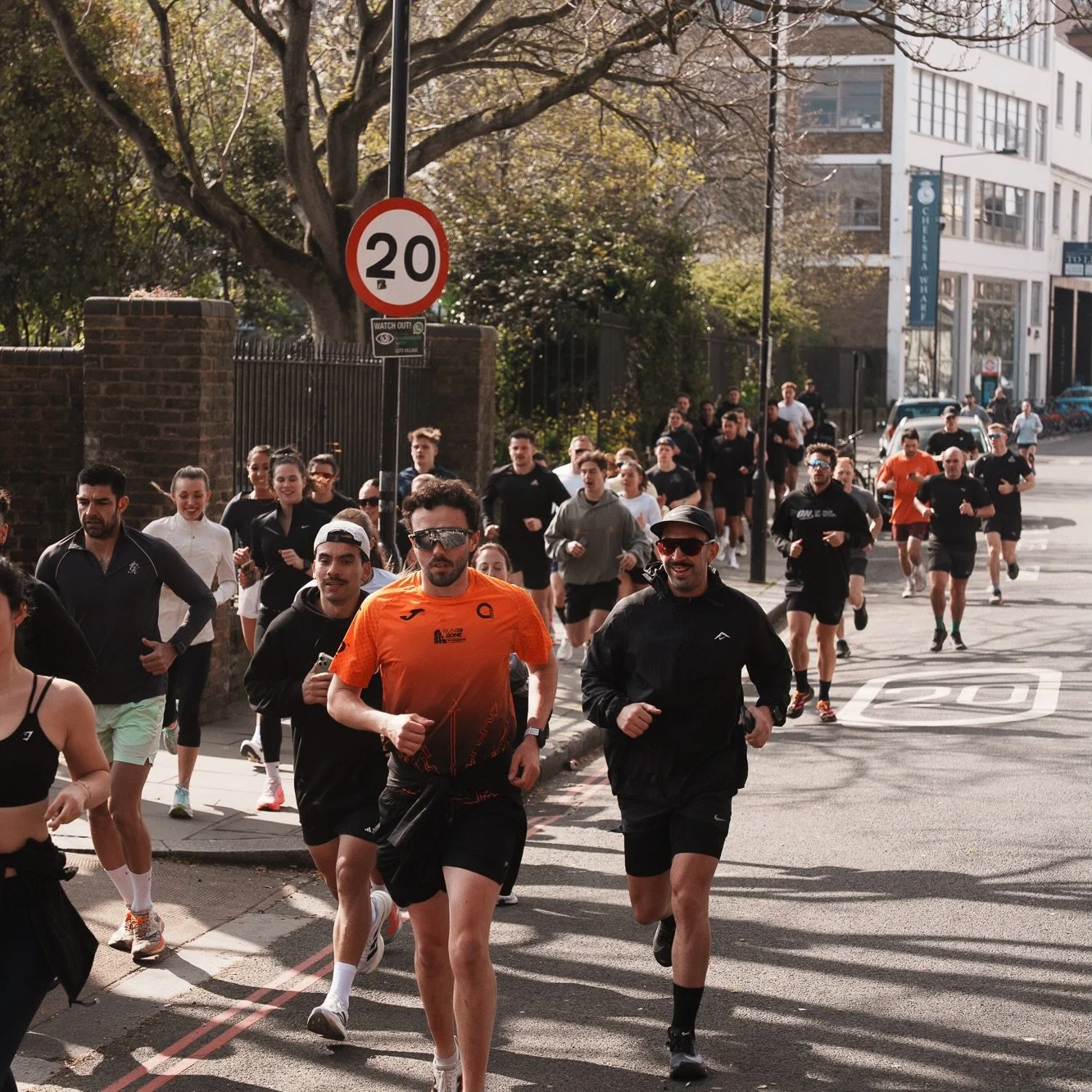 London Olympia Shake Out Run 

What a day for it. Thank you to everyone who came down for a sunny riverside run this morning!

Good luck for all your races, go smash it 🙌

@cadence 
@ldn.physio 
@eleatcereal 
@actiphwater 
@hyperice 
@niketraining