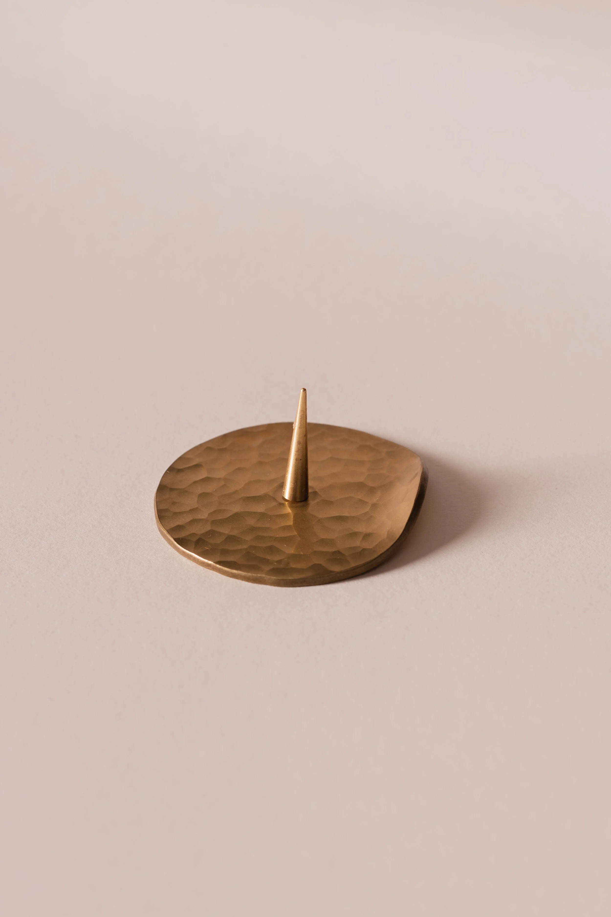 WAXAtelier_BrassPlate_Circle_StudioLight_2.jpg
