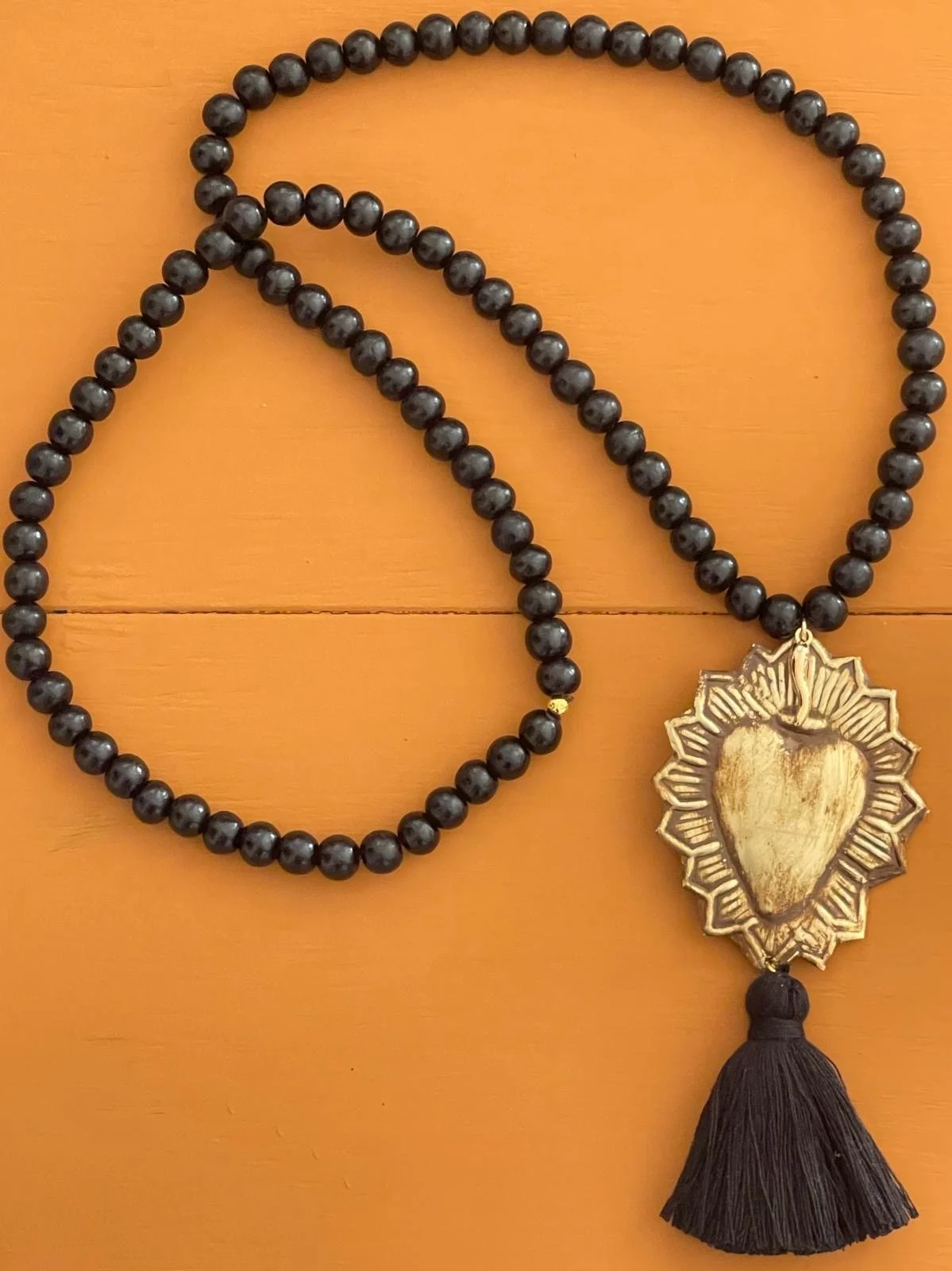 Collana mala nera con ex voto e nappa