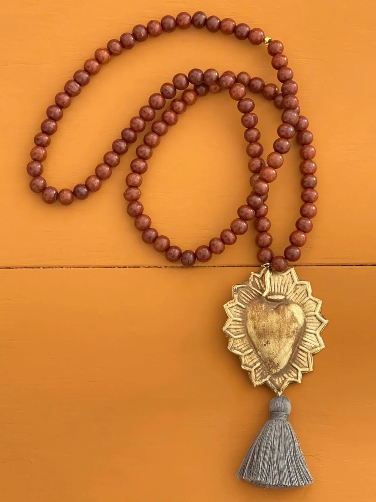 Collana mala marrone con ex voto e nappa