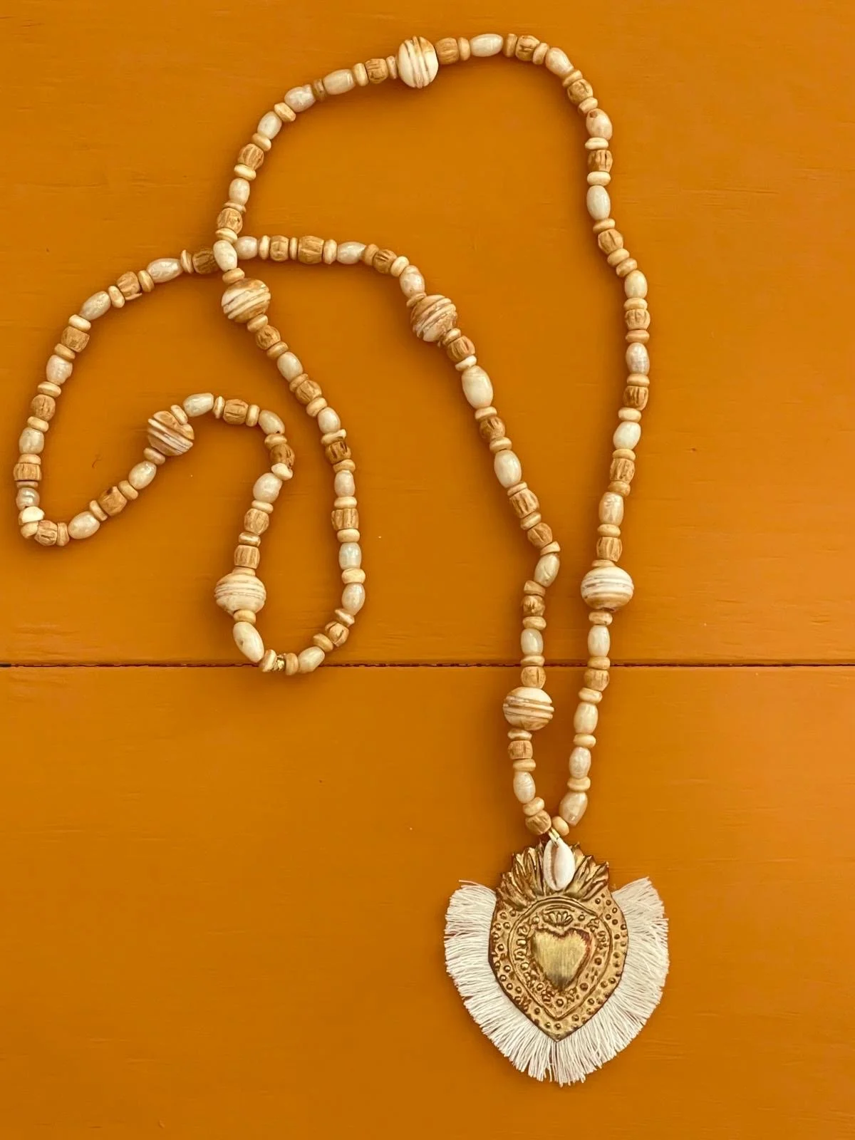 collana osso e vetro con ex voto frangia bianca