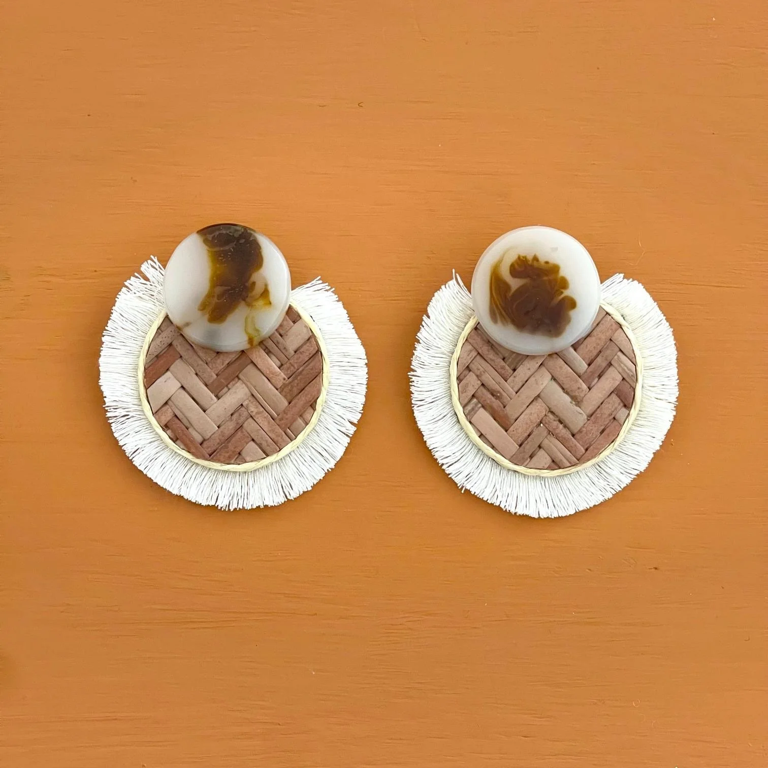 orecchini vimini tondi con frangia