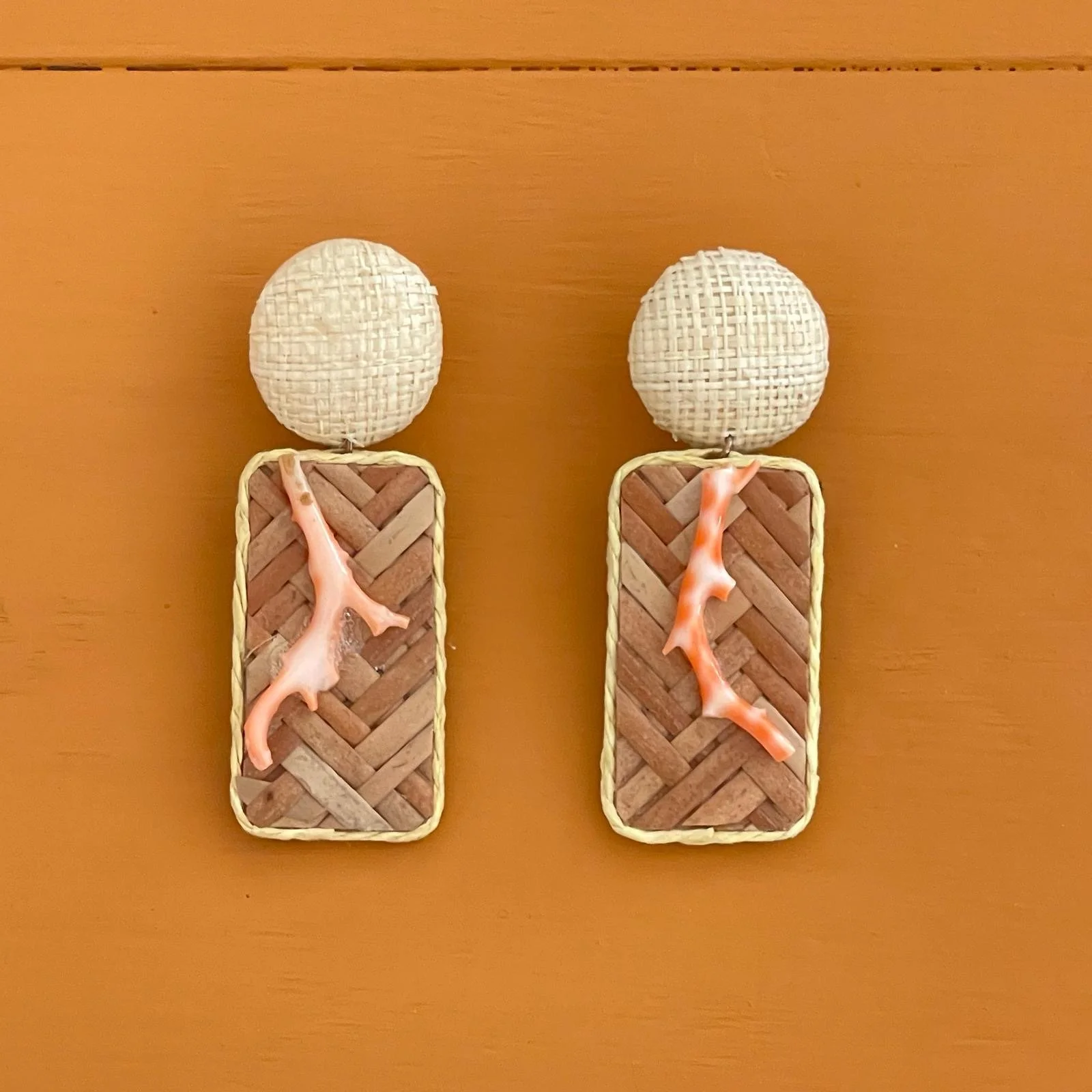 orecchini vimini rettangolari con corallo