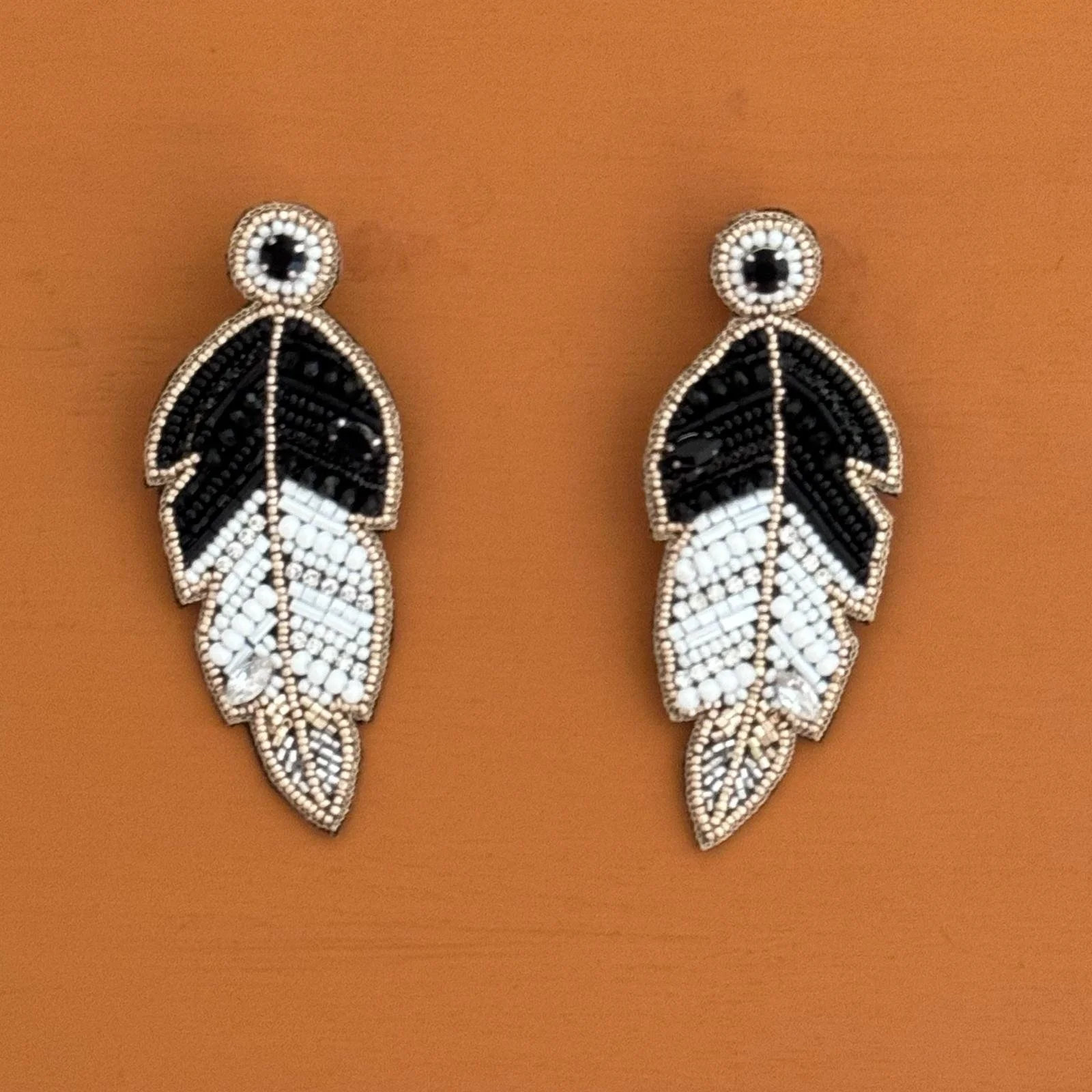 orecchini foglia bianco e nero