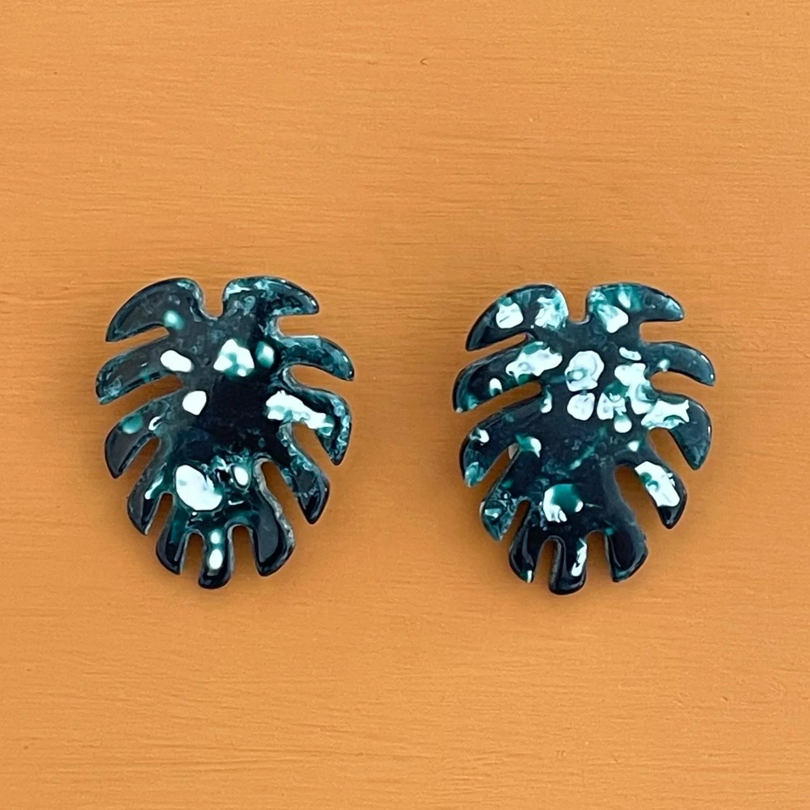 ORECCHINI FOGLIA BAKELITE