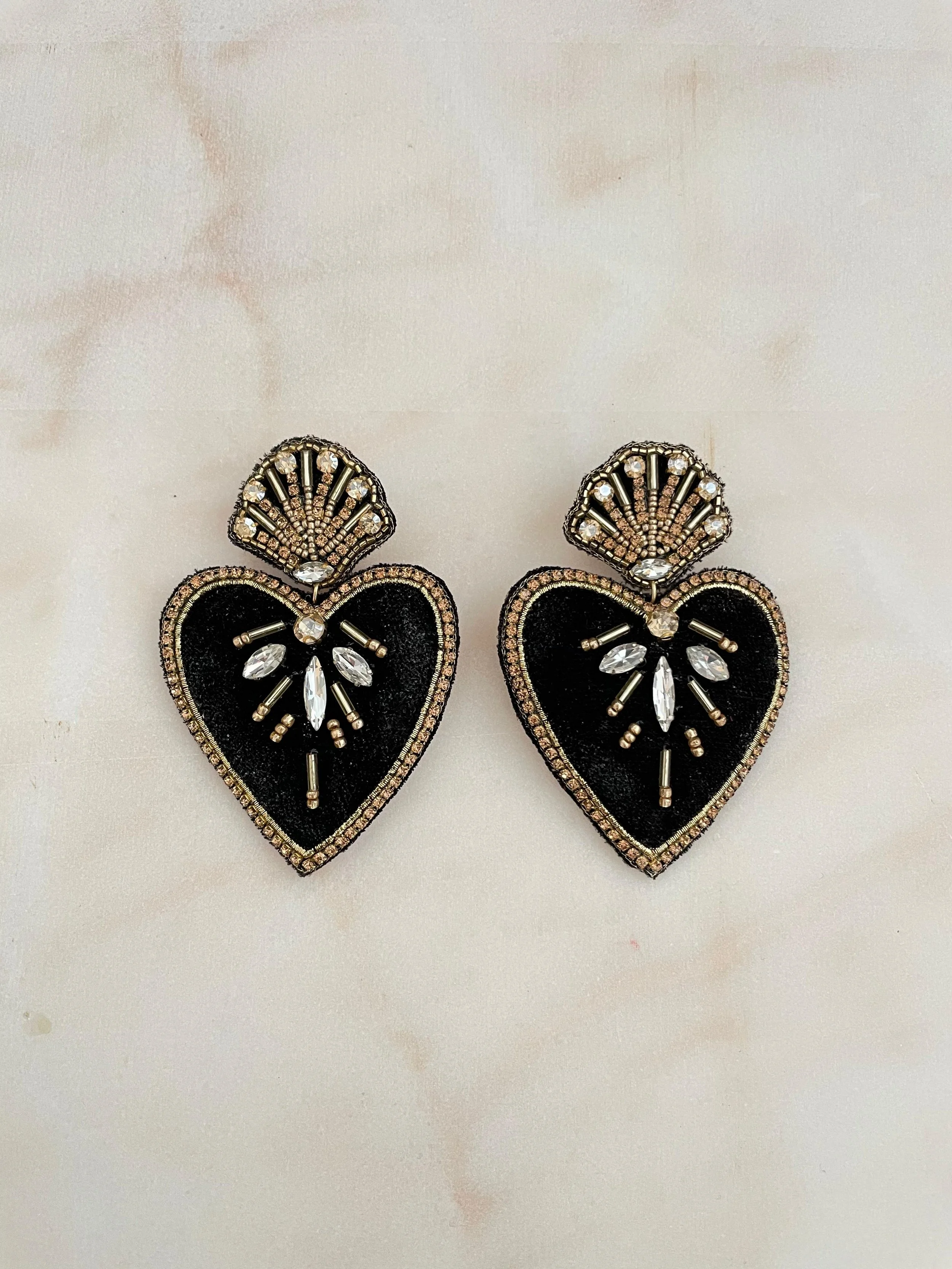 orecchino a cuore in velluto nero