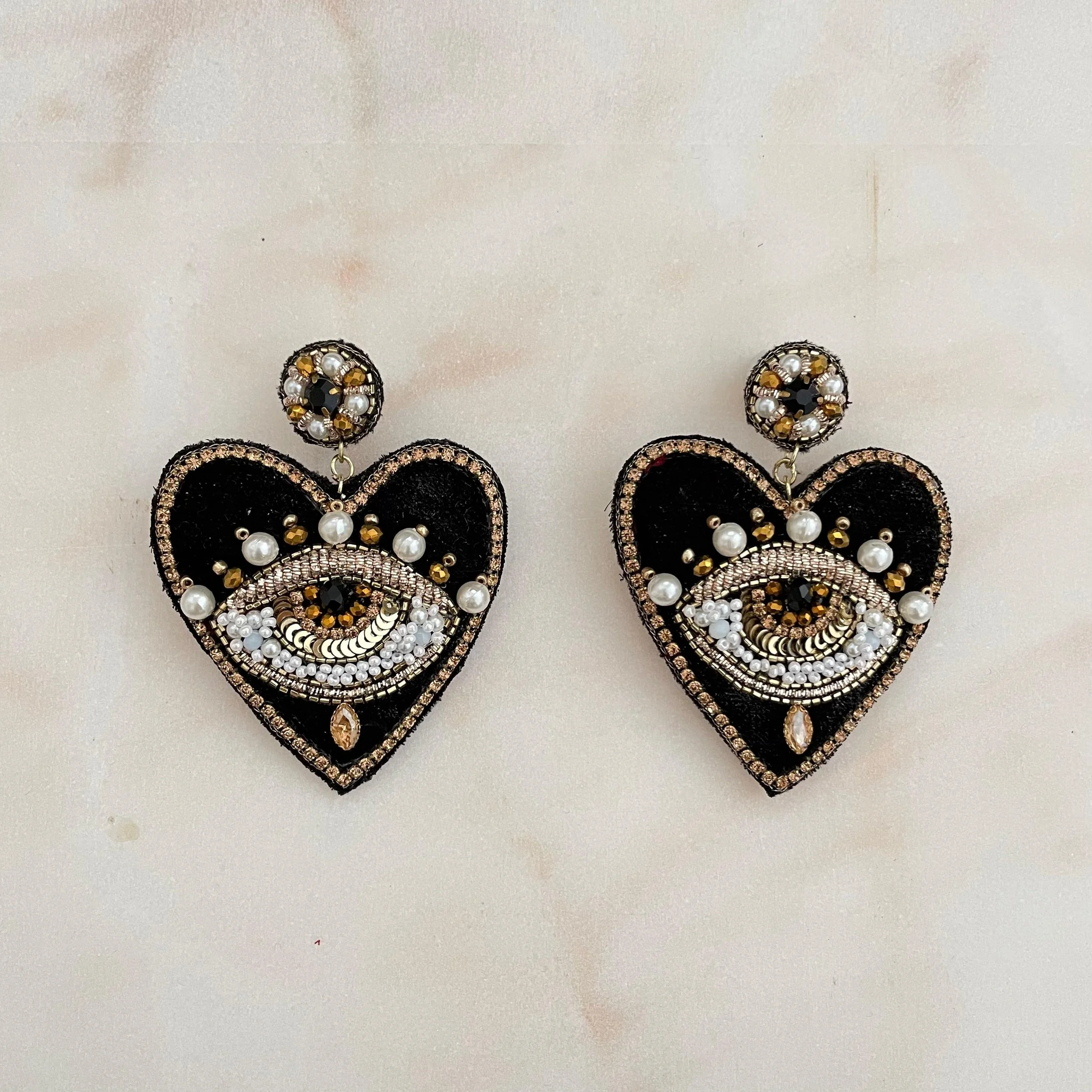 Orecchino con occhio in velluto nero