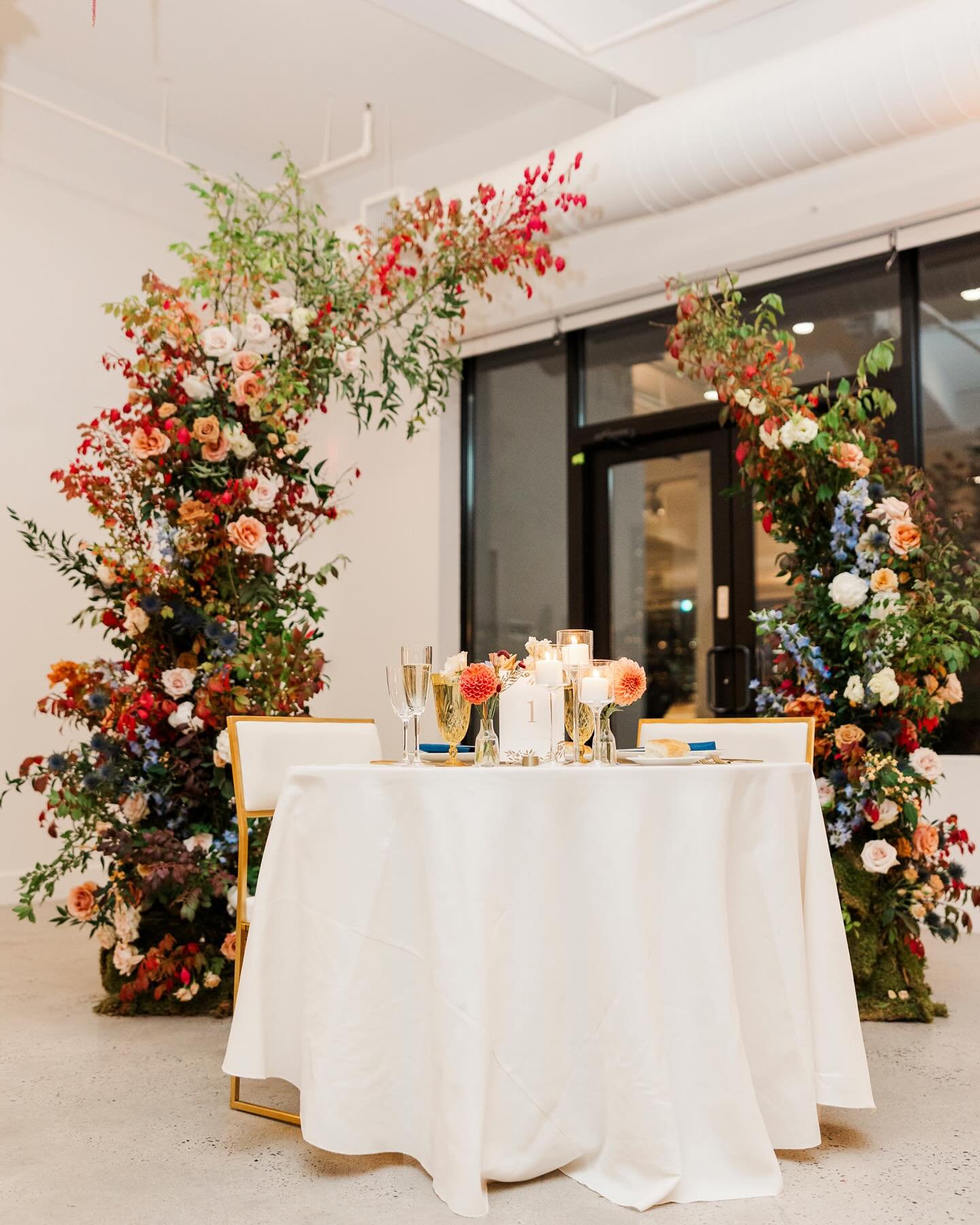 🌷Embrace the blooming beauty of spring with us! 🌸 Love is in the air as we help you find the perfect venue for your special event. 💖 
&bull;
Venue: The Bordone LIC
Photographer: @meganandkenneth 
Florals: @oliviahoward_designs 
Caterer/Planner: @b