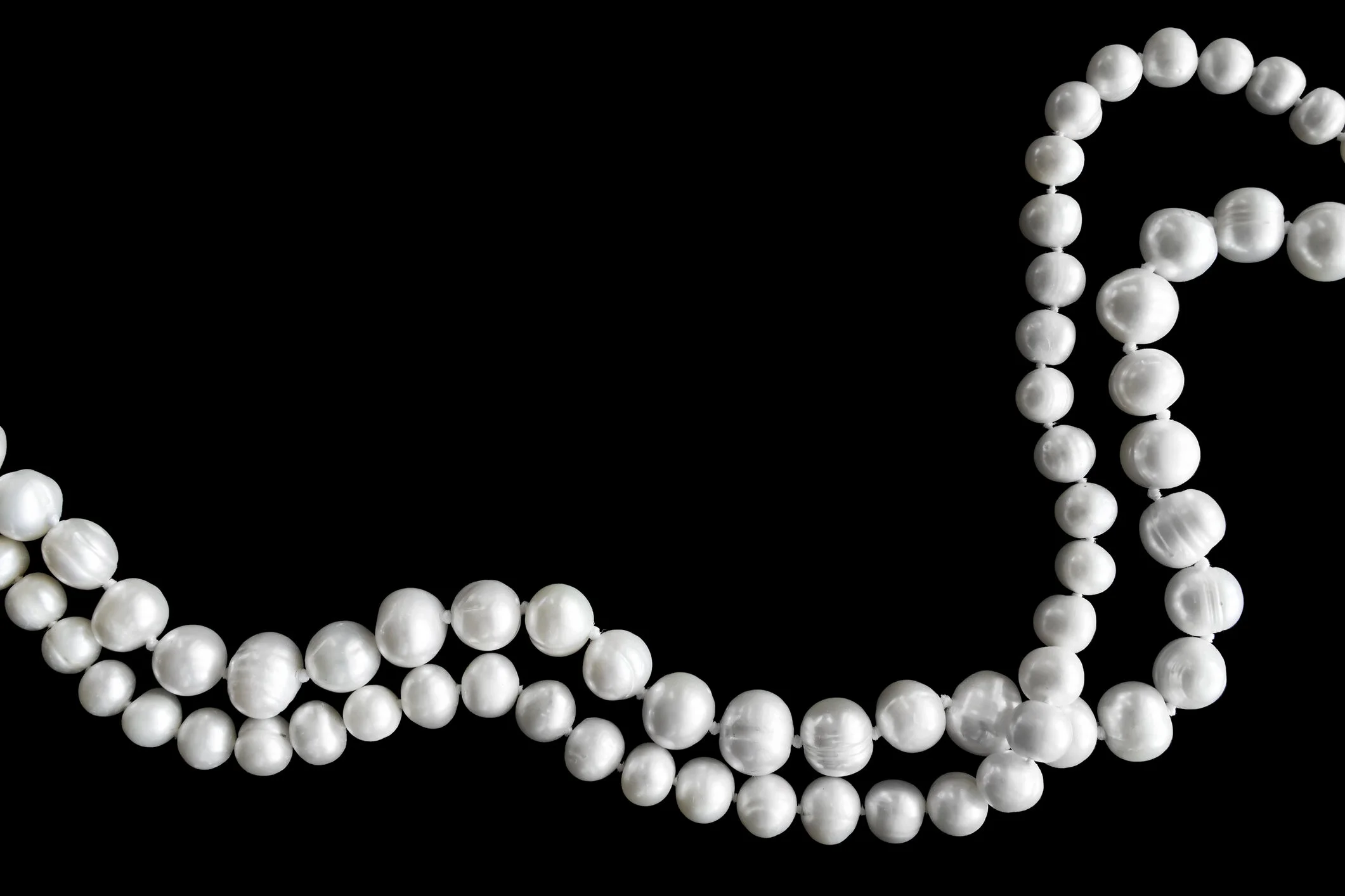 ONE Knot Between Each Pearl