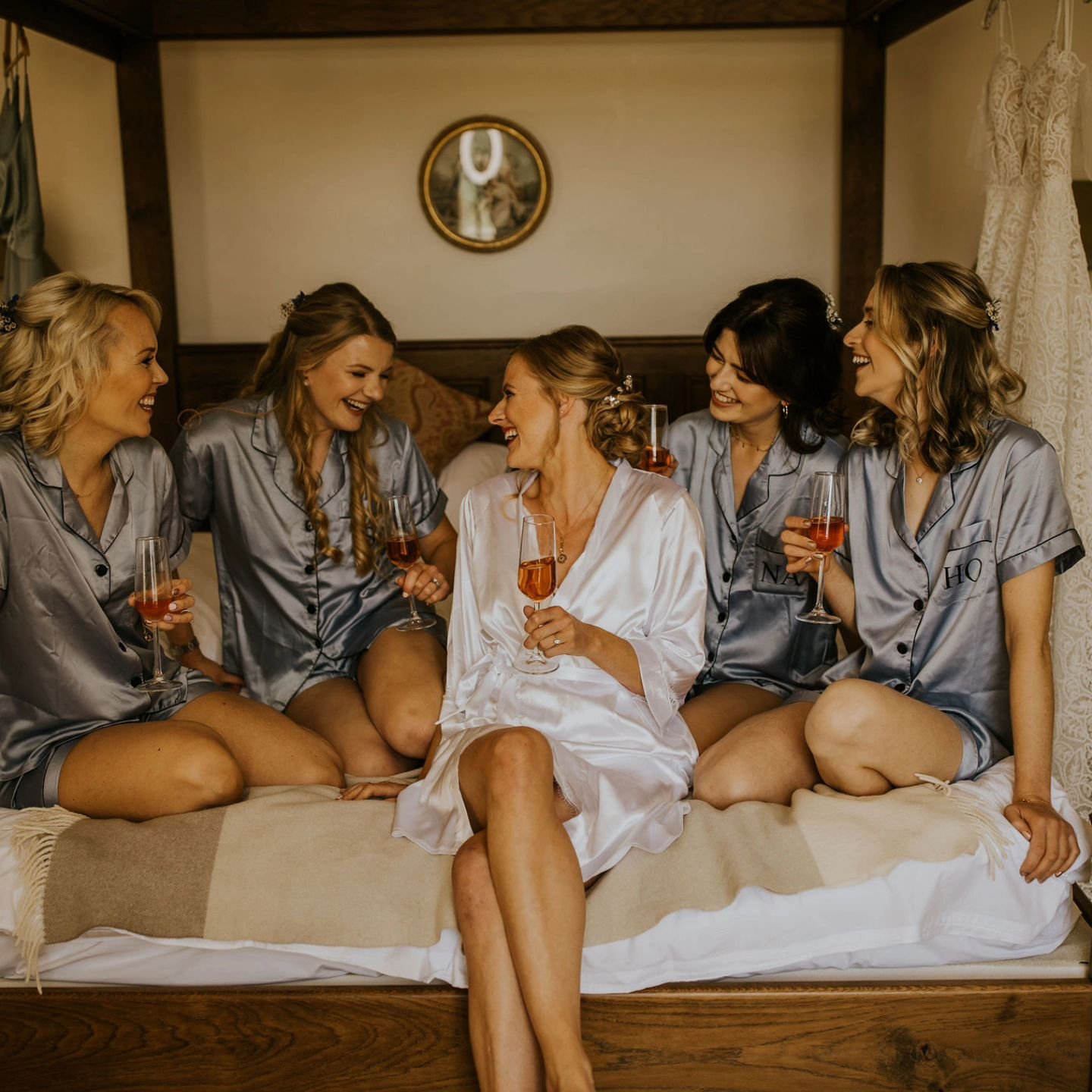 B R I D E  T R I B E ! 💕

There's nothing like the energy in the bridal suite the morning of your wedding day! 💕

With all your friends and family surrounding you, relax and enjoy every moment before you walk down the alise!💕

📸 credit: @auroragr