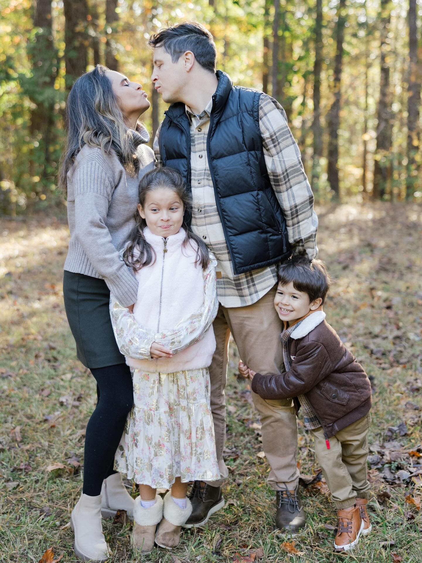 Mom and Dad under the mistletoe🎄 

#ncfamilyphotographer #raleighphotographers #raleighfamilyphotographer