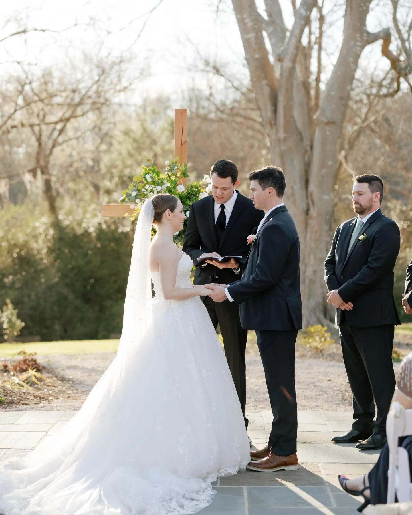 Sneak peeks for the Spaks! 🌸 A day that finally felt like spring, pinks and corals, the sweetest golf inspired details, an epic dance floor, and so much love surrounding the new Mr and Mrs!!!

(Still not over this dance floor)

Venue @landonestate
H