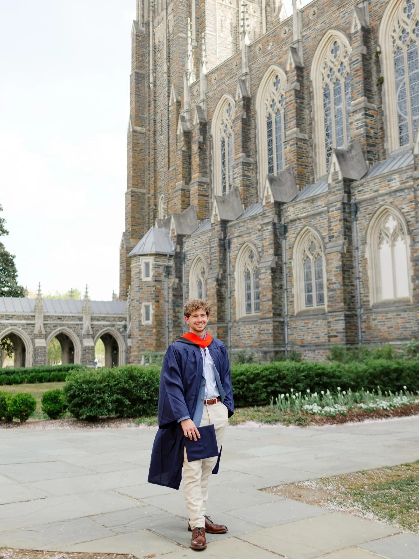 Spent the afternoon getting a student led tour of Duke University. A senior session with perfect weather, architecture, and cherry blossom petals flying through campus.

We even recreated a photograph from when he was little at @sarahpdukegardens 🥹 