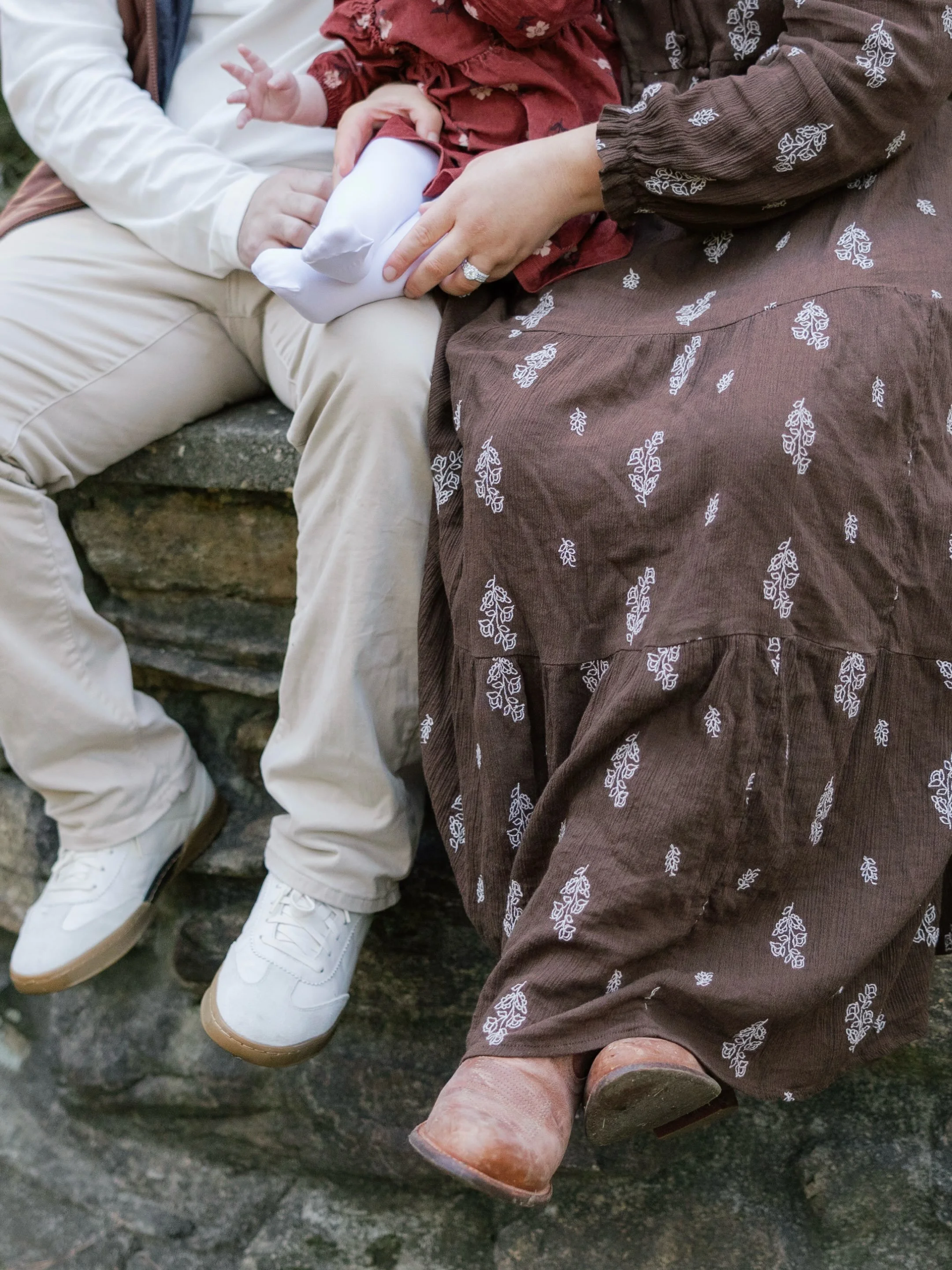 What to wear for fall family photos 🤎 minis sign up link coming September 1! 

Swipe for a few tips from the adorable Isenhour family session ➡️➡️

#raleighfamilyphotographer #raleighncphotographer #fallphotos

Pick neutrals &amp; warm tones: creams