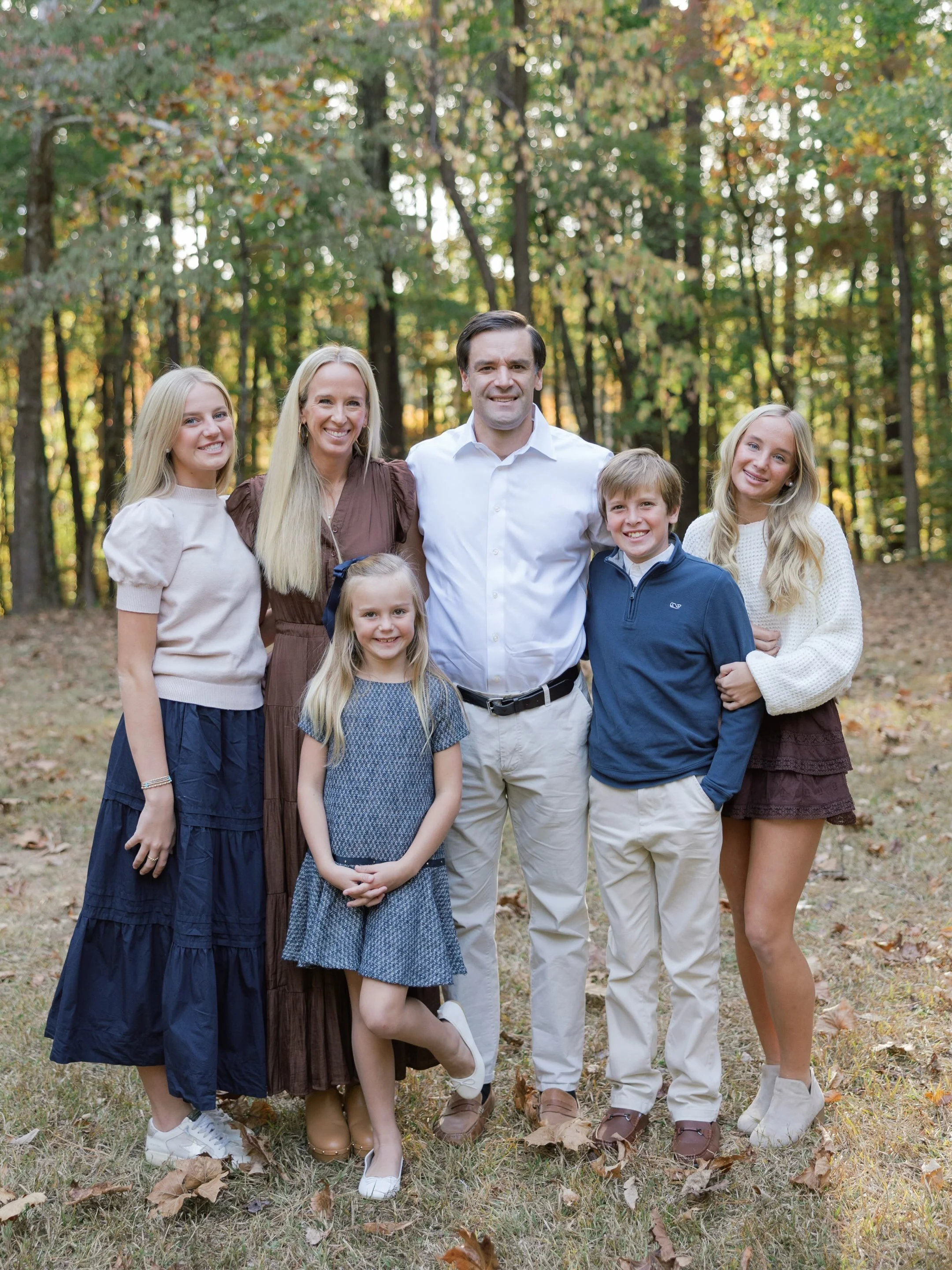 A little peek at what you can expect from fall minis:

🍂 20 minutes together
🍂 A beautiful fall setting
🍂 10 edited images
🍂 Posed and candid images 
🍂 Option to add additional images 
🍂 Custom holiday card with @laurengoinsdesign 
🍂 The sweet