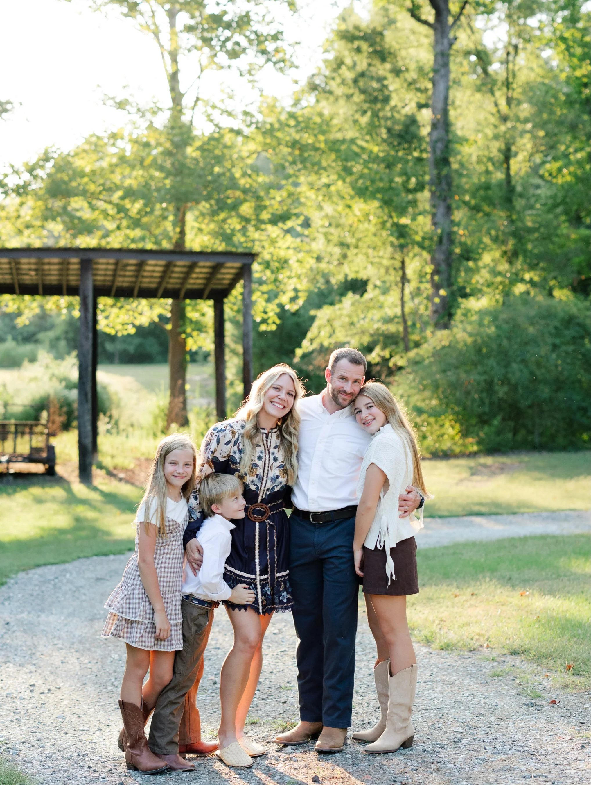 A family session with a few extra guests 🐓🐕🦓 that included Penny the dog, chickens, a horse, and Ziggy the zebra (yes, a zebra!!). We ended the evening at a nearby baseball field for some more playful photographs. Seeing your family&rsquo;s favori
