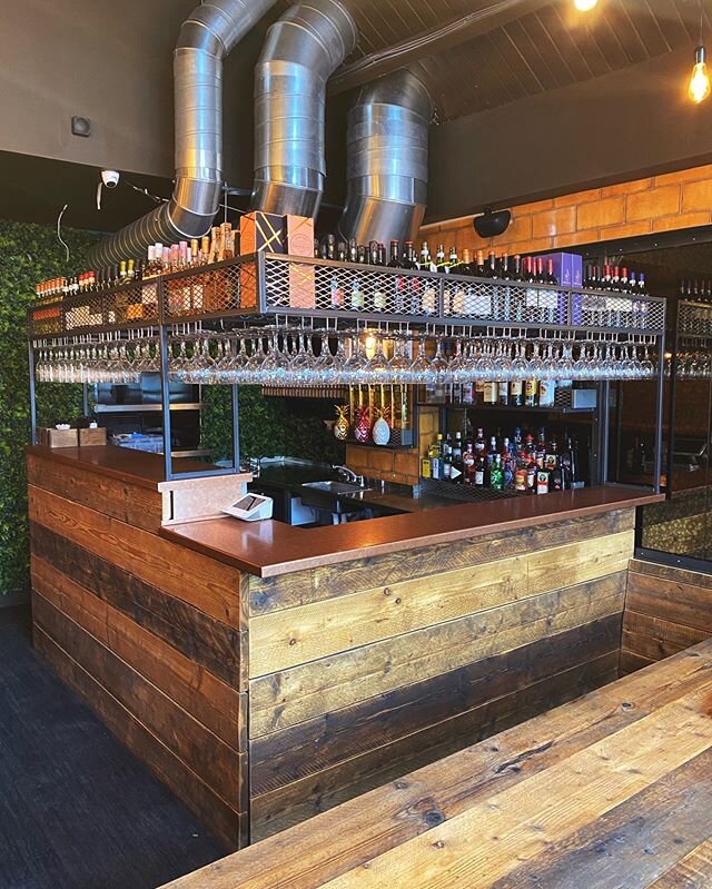 Our new fully stocked bar is ready for post lockdown celebrations 🥂Swipe ➡️ for before and after! 😍  #leighonsea #steakhouse #wineoclock #cocktails #featherblade