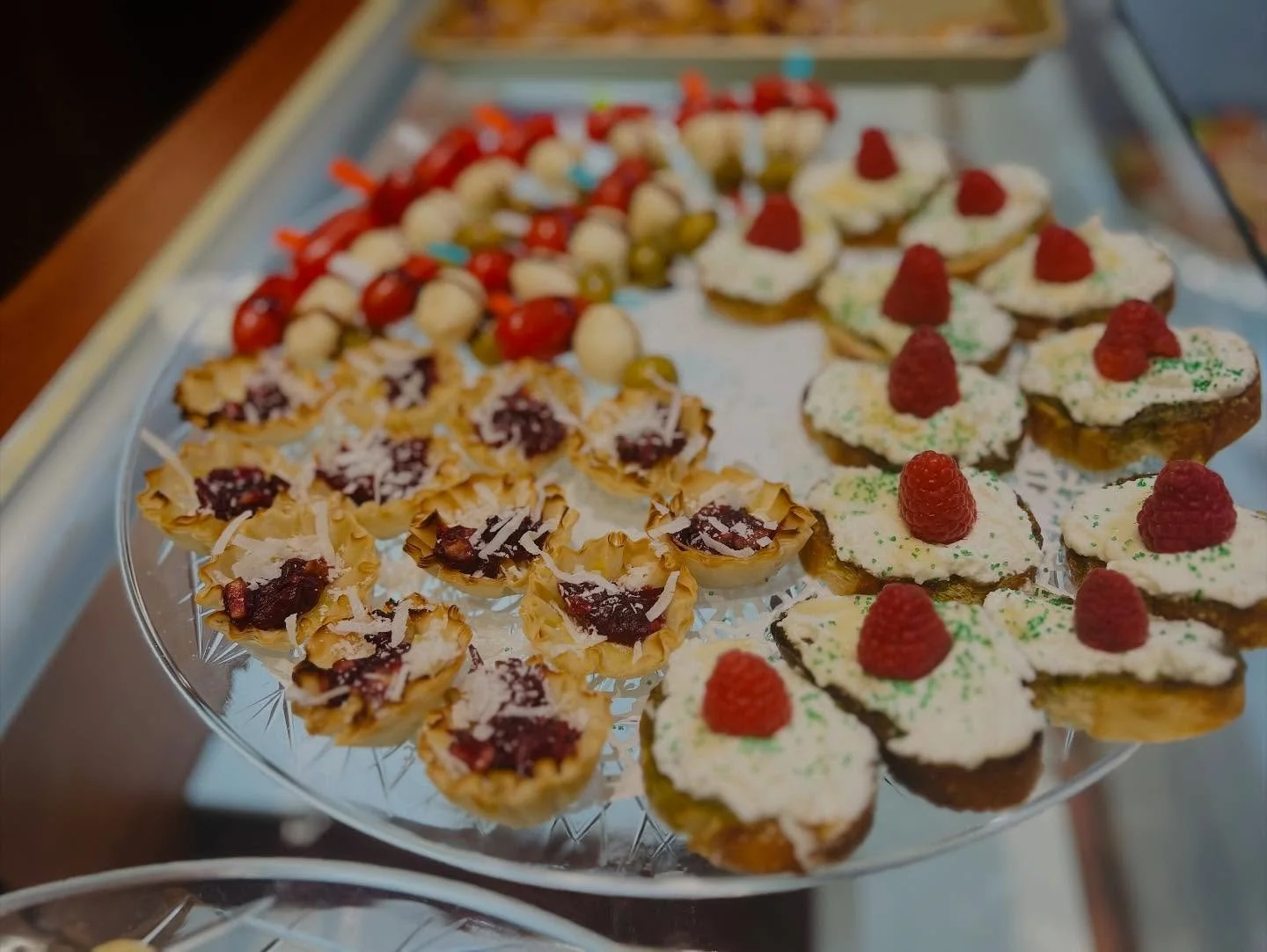 It all began in 2010. My Twinkie Olga flew in from Nashville to help my boyfriends at that time, now husband, Jeff, to find a perfect 💍 for the proposal. Not having any luck, they stoped at @mosesjewelers and The rest is History. After the most roma