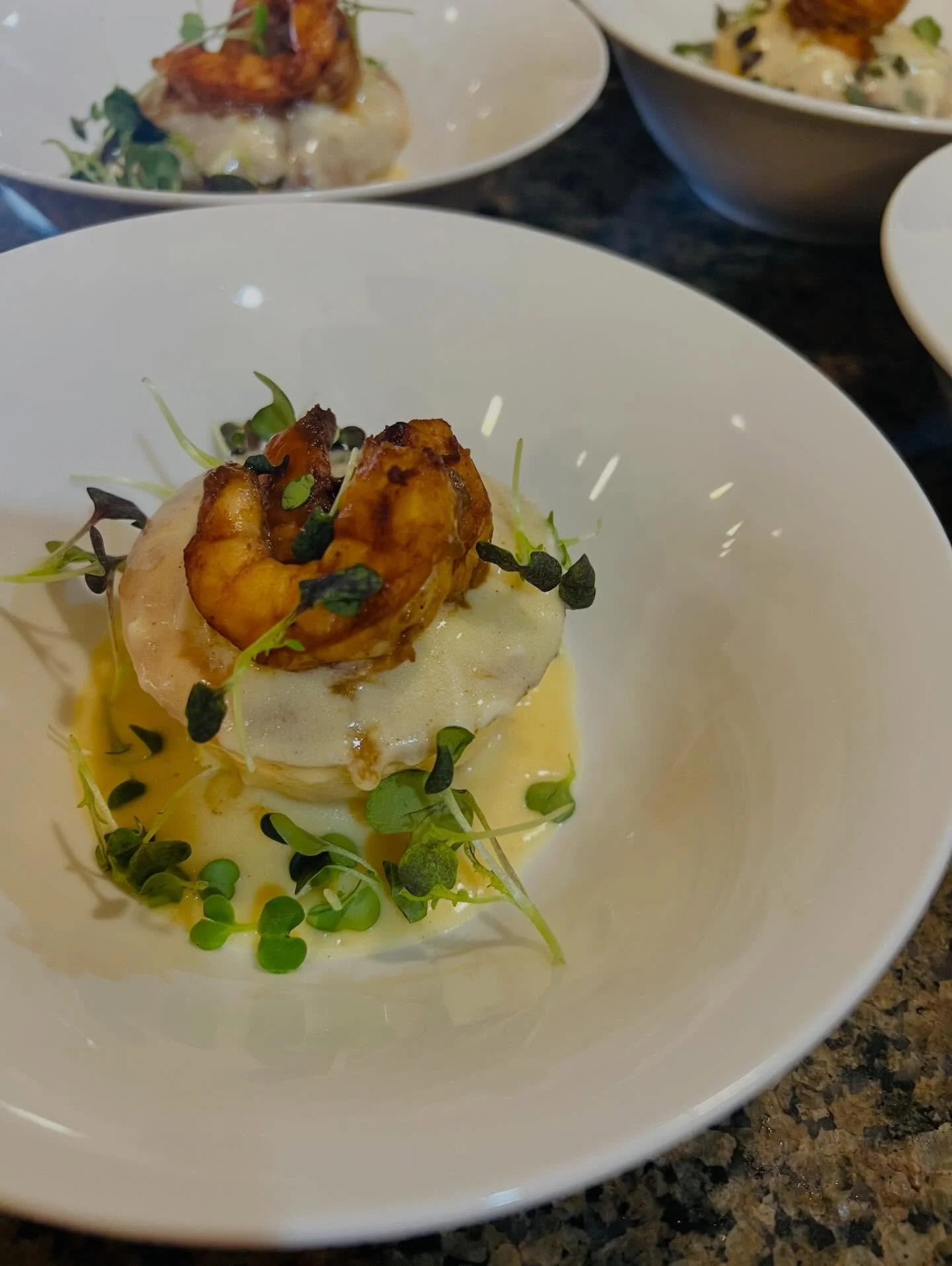 Dinner in the Dark!! &ldquo;Kissed by Chocolate&rdquo;
FIRST dish! Spin off Shrimp and Grits. Corn muffin with jalape&ntilde;os and raisins. Shrimp marinated in mole. Cheese sauce with a touch of white chocolate. Served with French 75 😋 #dinnerinthe