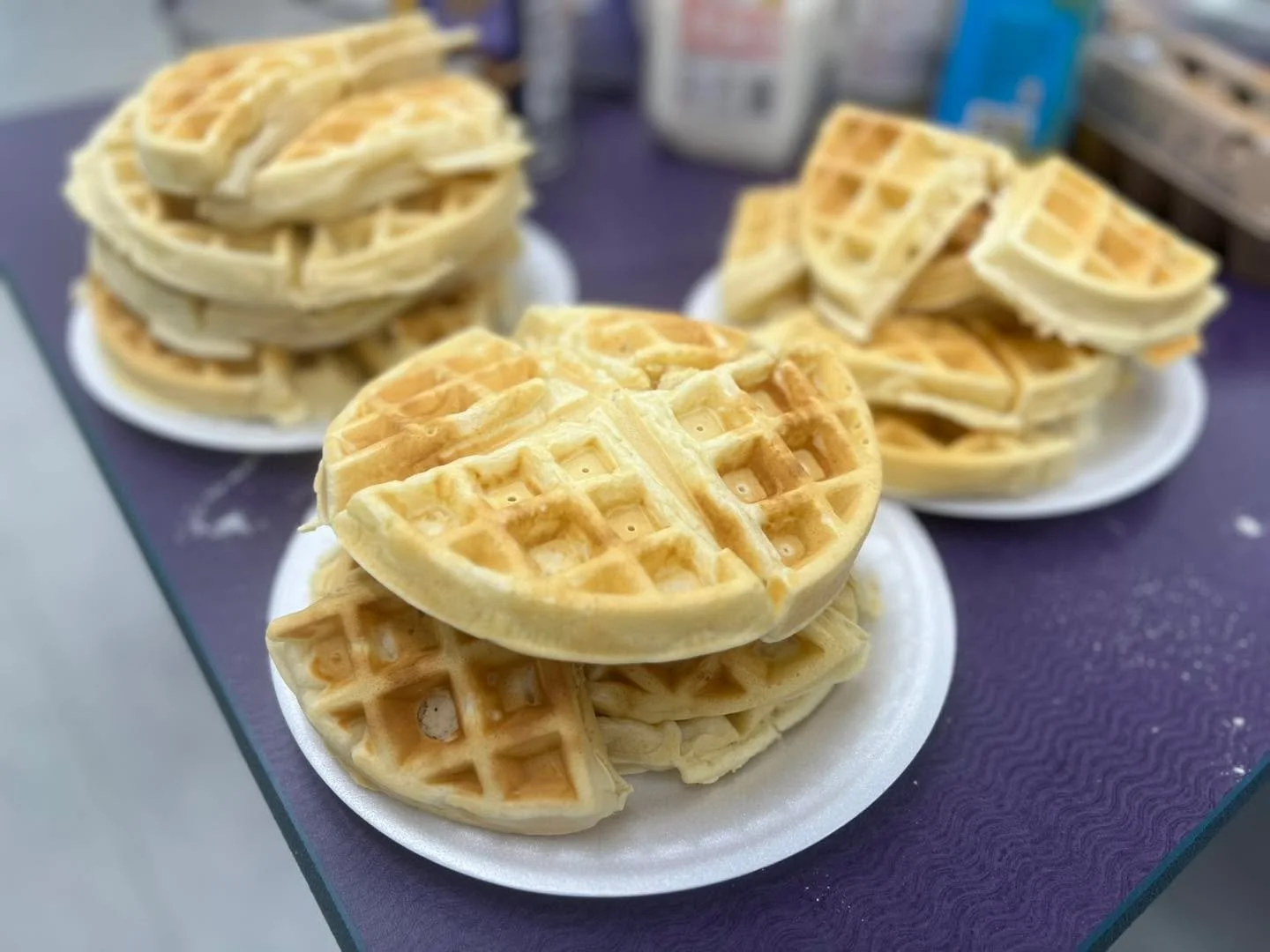 A fabulous trip to Belgium 🇧🇪 Belgium Waffles, languages, cracking eggs, mixing, measuring and indulging- ALL in 1 hour. 😅 😃 A lucky 🍀 13. 13 kids, 13 waffles. #izabellasgourmetchowclasses  #cookingaroundtheglobewithchefsofya #alwaysfromscratch 