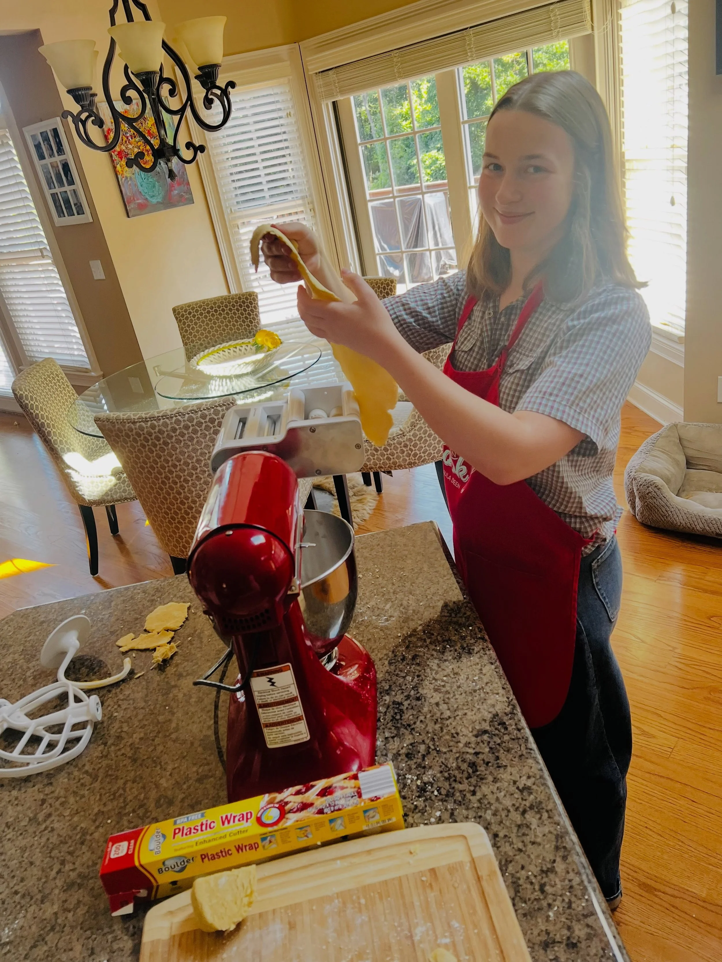 What can be better than making fresh pasta? What can be better than a gift, a certificate to a cooking experience, for a newlywed couple? What can be better than cooking together? Tasting together. Chopping together. Vodka sauce. Pesto sauce with a T