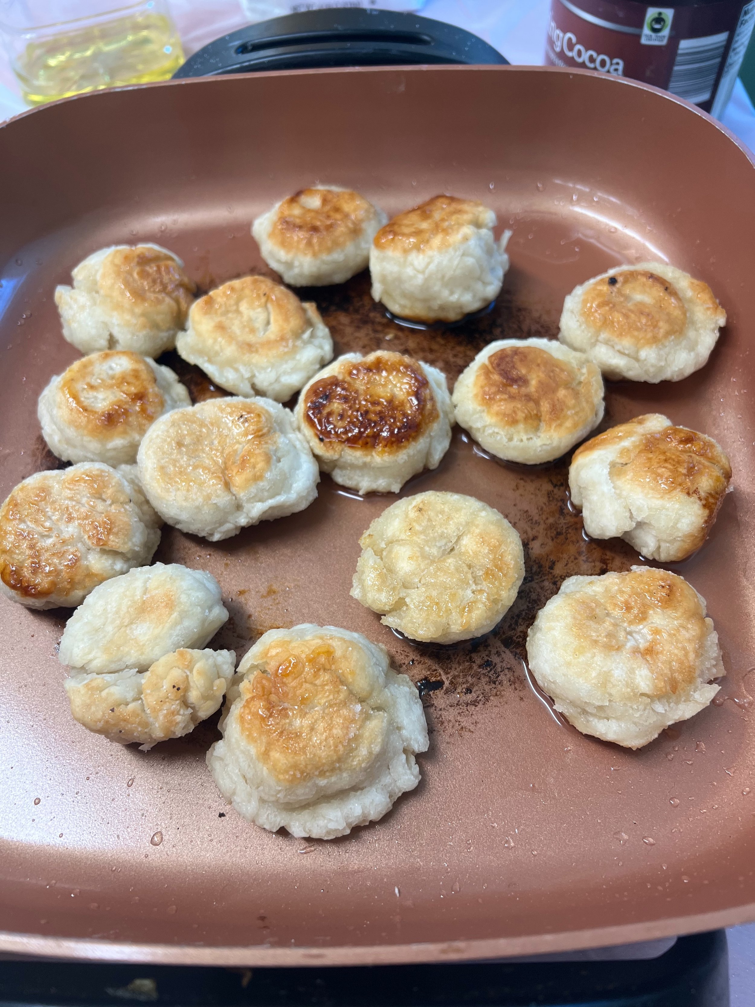 This week we travelled to South Africa. 🇿🇦 it was quite a scrumptious and sweet trip. Along our way, we made Vetkoek!! Their infamous donuts!🍩 we filled them with chocolate, coconut, sugar and coco powder. Thank you to my photographers 😀 As alway