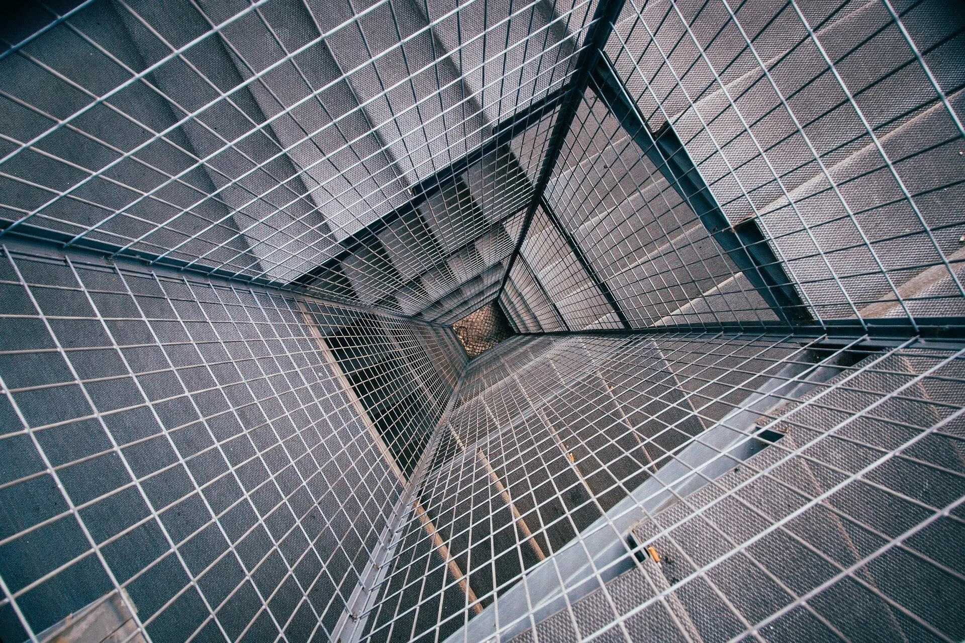 staircase-962784_1920.jpg