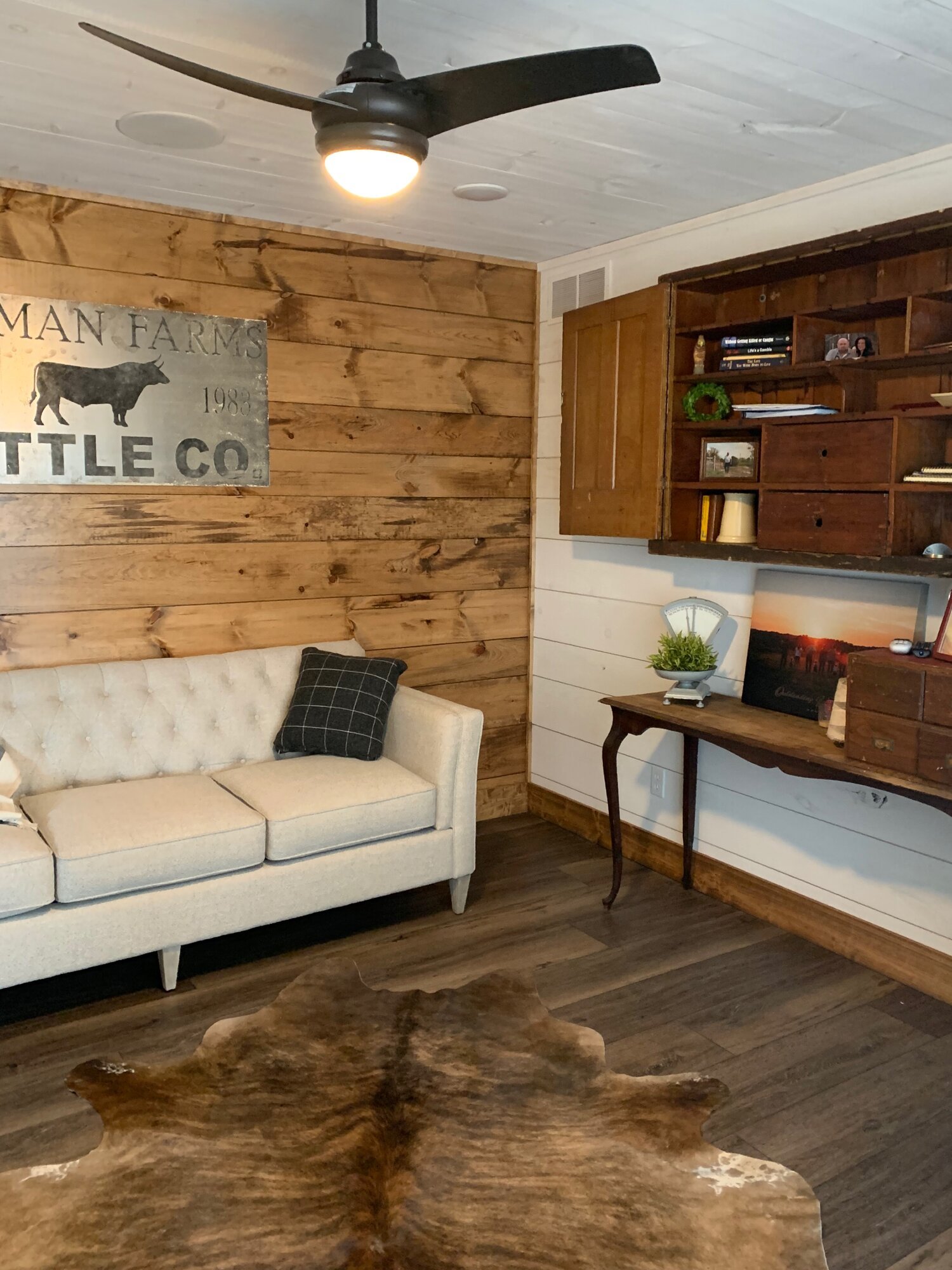  Cindy Pittman has some serious skill in interior décor! She balanced her colors wonderfully. Her predominant paint color was white, but her wood accents were several different shades of brown and they all work together perfectly! 