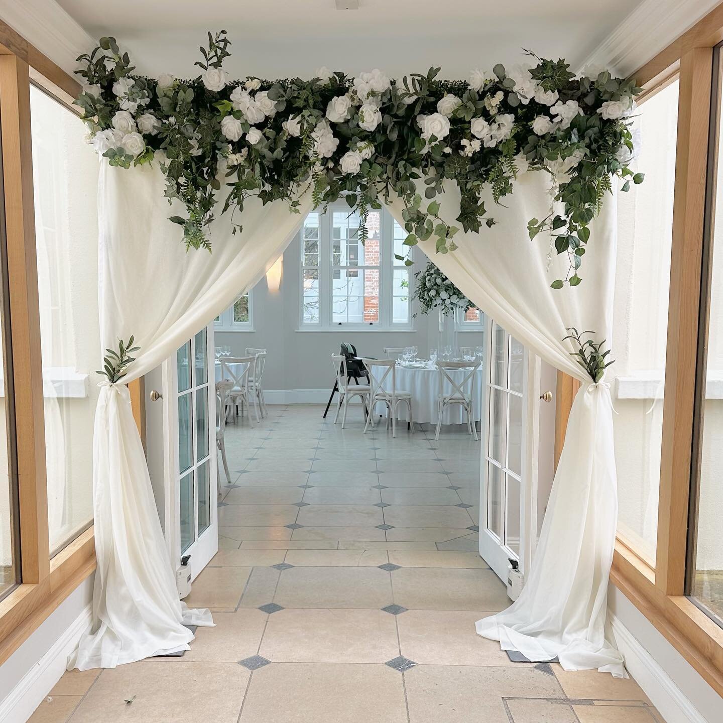 Floral Door Drapes 🌿🤍✨ 

Styling the entrance to your wedding breakfast creates the perfect welcome for your guests before the are invited to take their seats for dining 🍽️

Our floral door drapes are available in Classic Ivory and Foliage and Ros