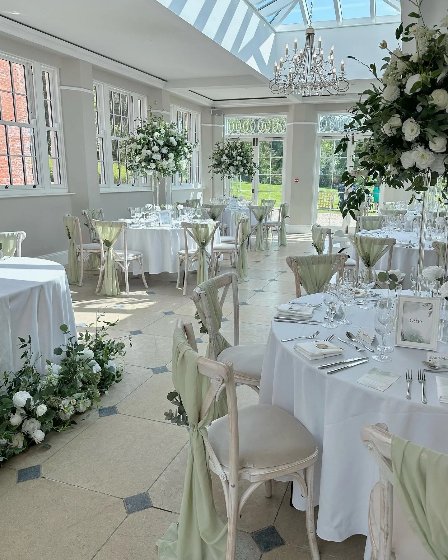 HOW TO SAVE MONEY ON YOUR WEDDING DAY STYLING