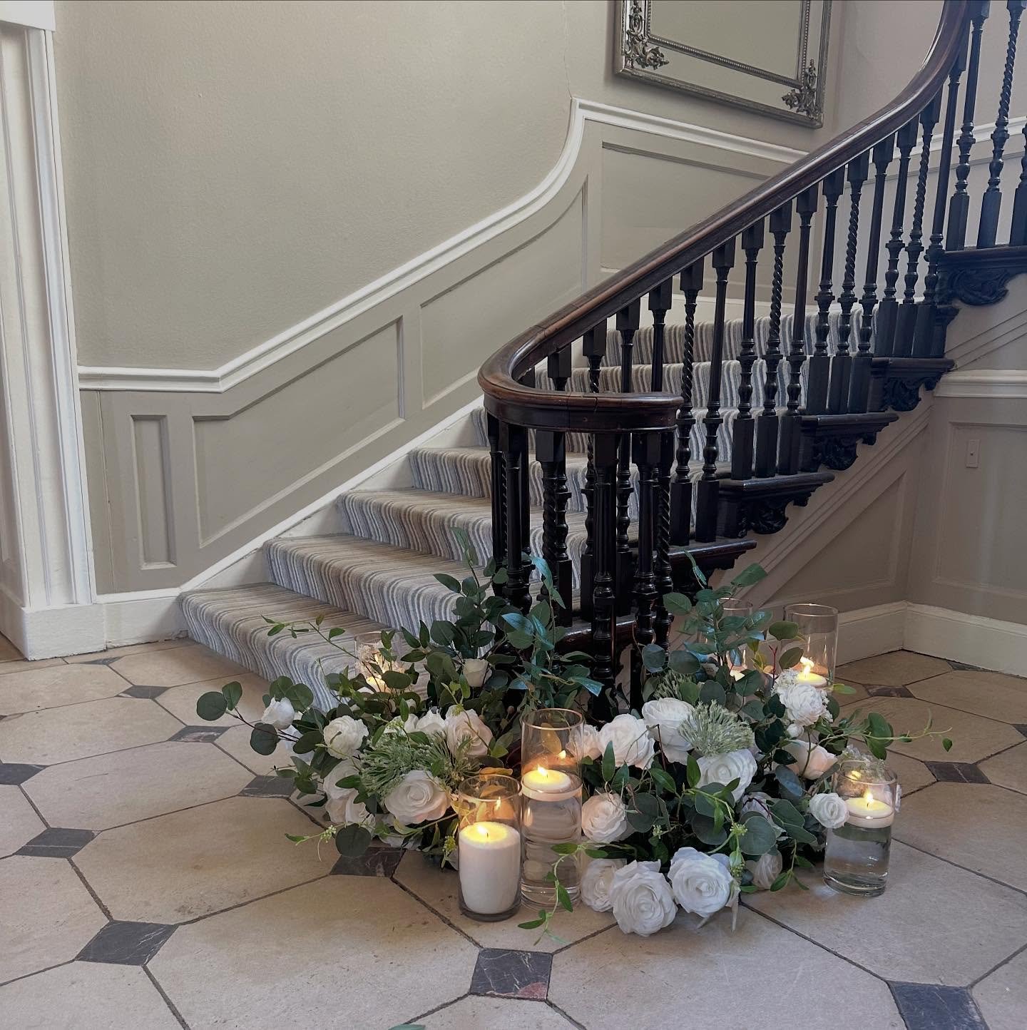 Gorgeous Stair Florals &amp; Candles at @rockbeare_manor_ last week for Jess &amp; Will 🤍

#weddingflowers #weddingstyling #weddingdecor #weddingflorals #weddingstairs #devonwedding #southwestweddings