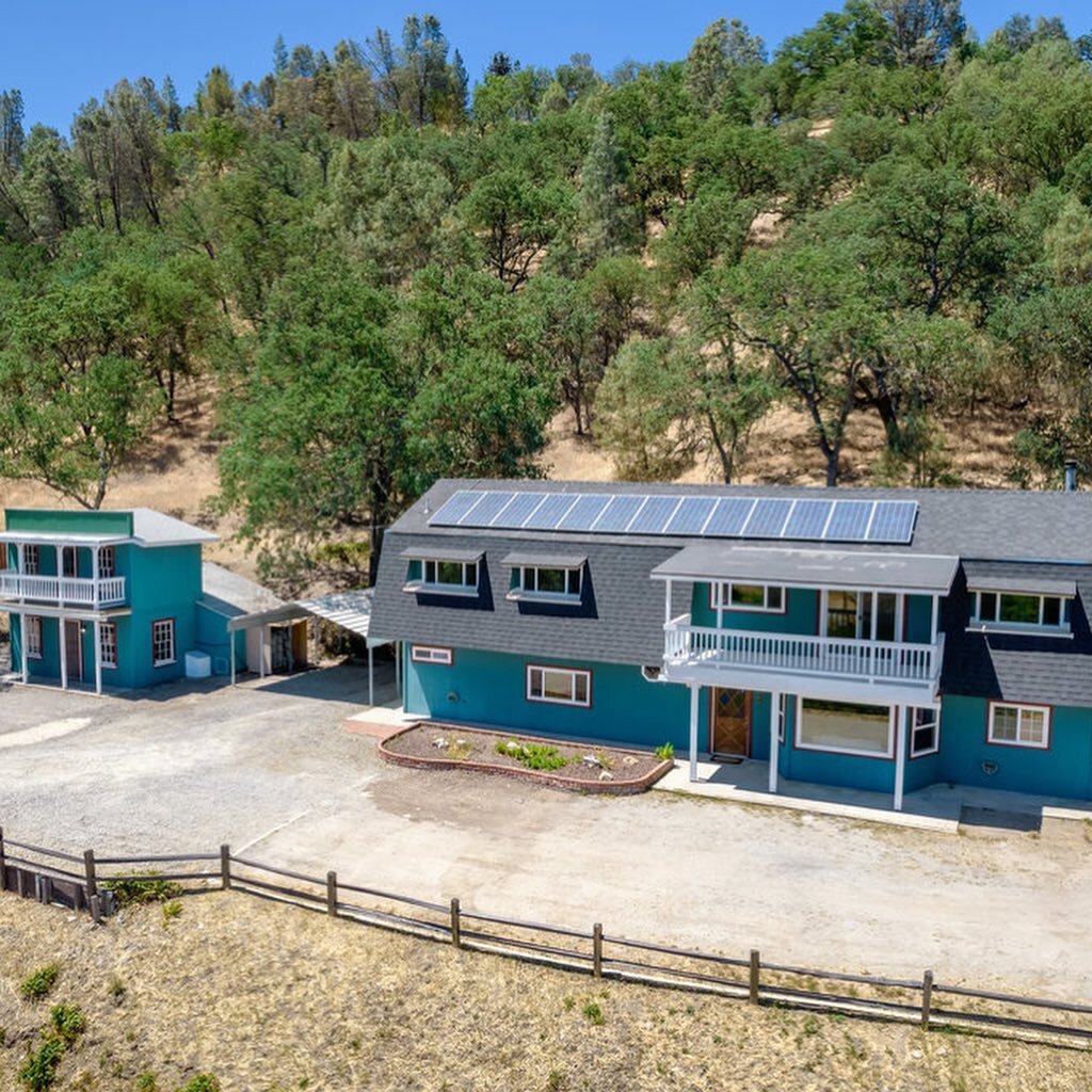 Private country living in south Atascadero🌾

✨3 bed 3 bath home + guest unit &amp; outbuilding on 3.57 acres. 

✨$739,000

🔗Link in bio for more photos/details

#newlisting #atascadero #countryliving #forsale #barnhome #sanluisobispocounty #compass