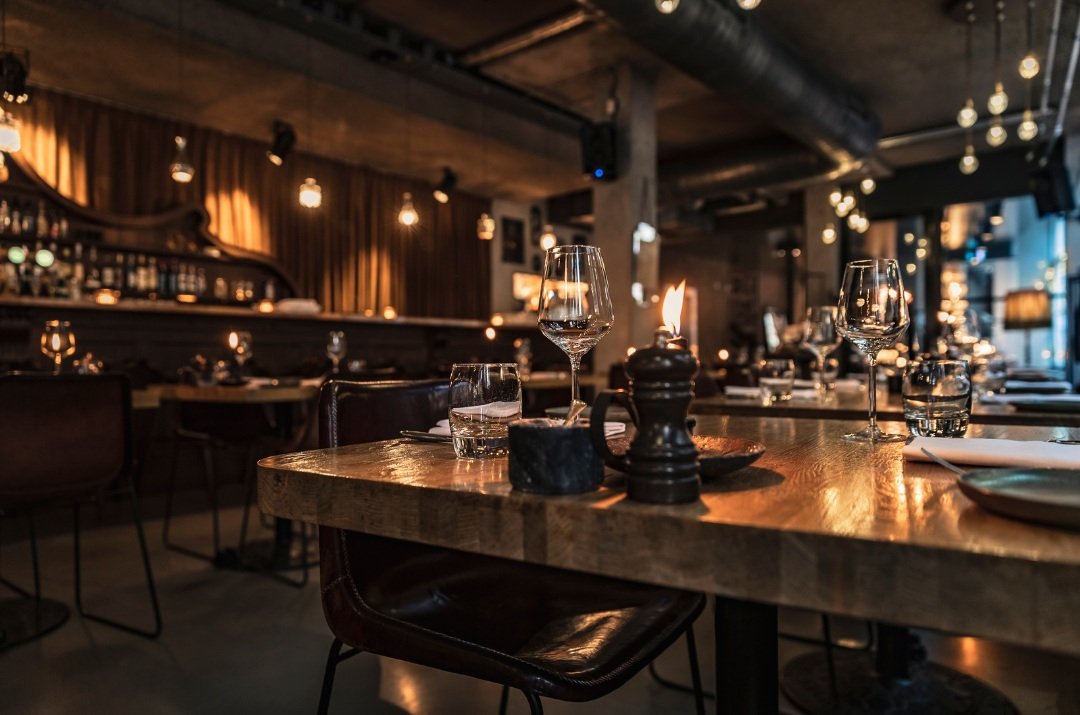 DINING ETIQUETTE: RESPECTFUL COMMUNICATION