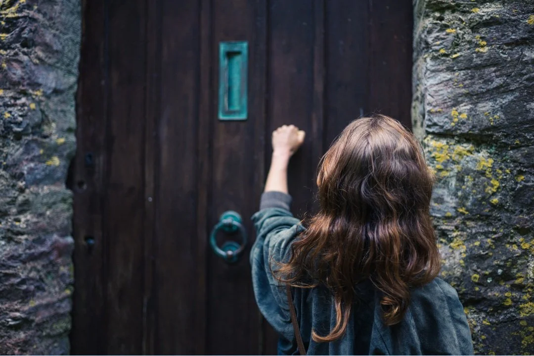 VISITING SOMEONE?: READ THE ROOM