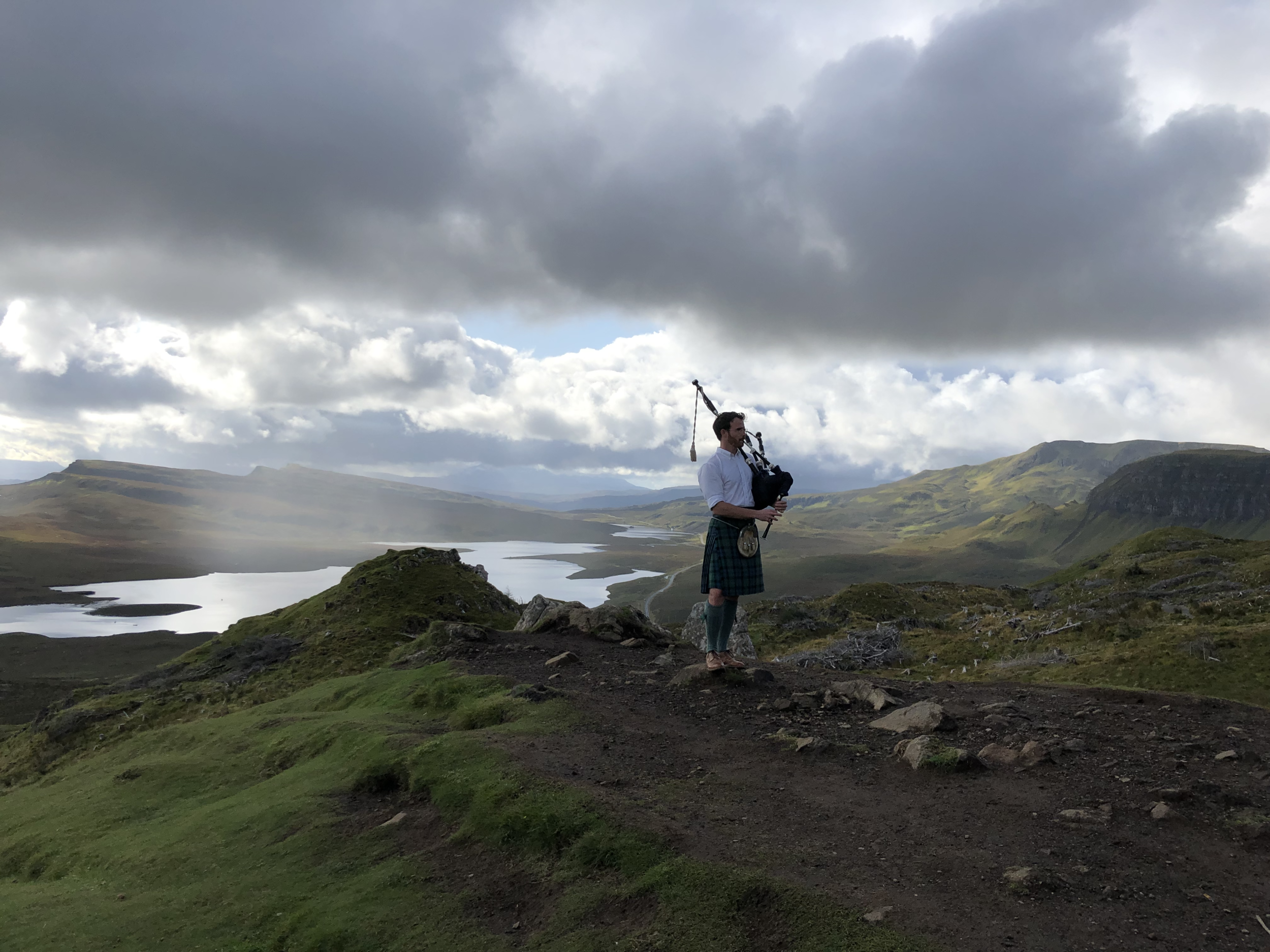 苏格兰高地的环球风笛手罗斯·詹宁斯。